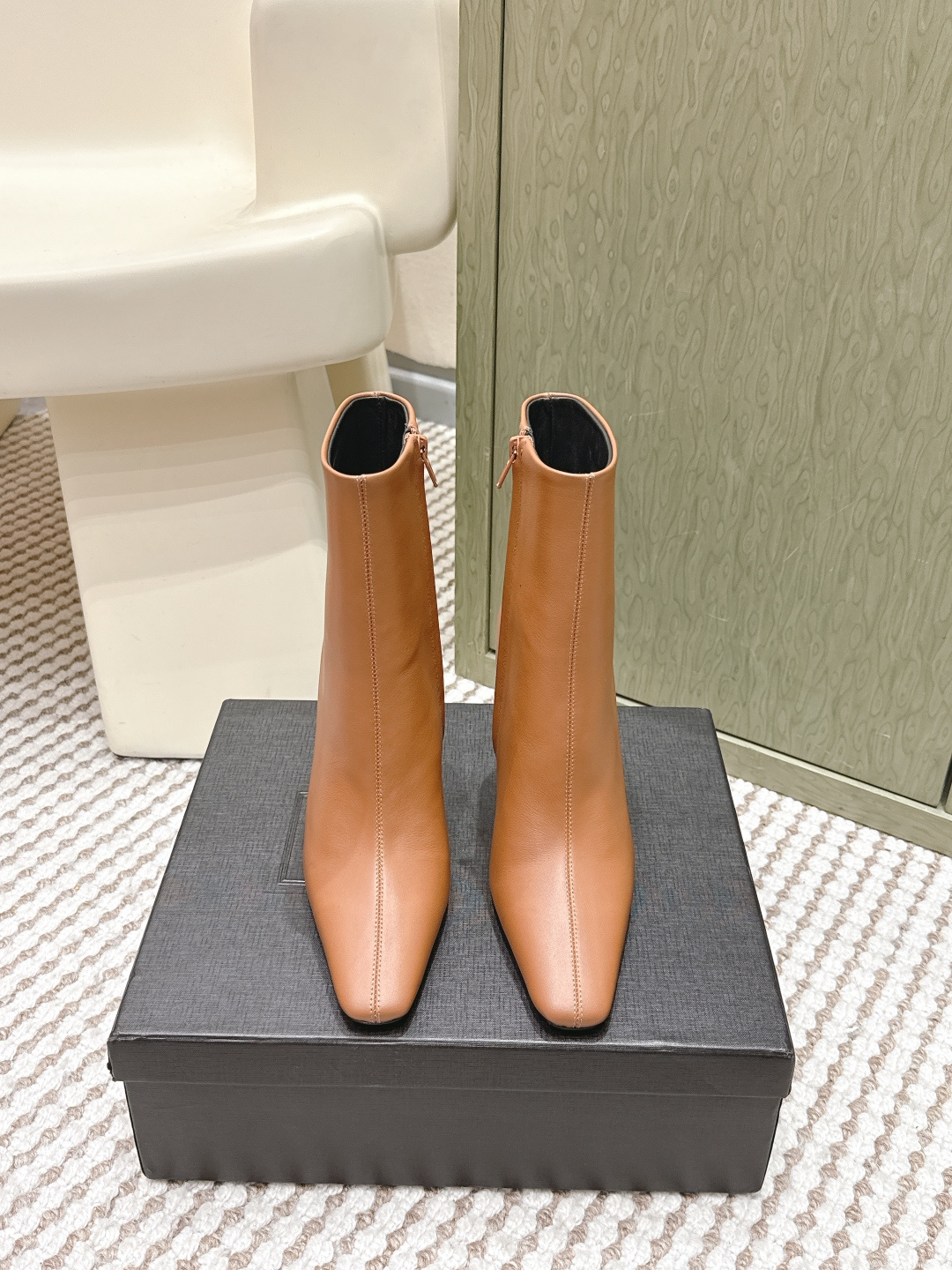 NO:646571,Purchasing-grade short boots Butter leather short boots A must-have for long legs YSL high-heeled short boots Long boots Yvette Saint Laurent Yves Saint Laurent logo Exquisite high heels Black butter leather Yang Shulin, the most understanding woman's heart Beautiful shoes with no dead ends Support the aura Imported calfskin Suede Material Noble temperament Imported sheepskin lining Fitted to the feet Comfortable Italian imported genuine leather outsole Size35-41 (40  41 Custom-made (no return or exchange), boots, saint laurent, saint laurent, saint laurent, boots, cowhide, sheepskin, chamois leather, Leather soles19860909代购级短靴 牛油皮短靴 大长腿必备 YSL 高跟 短靴 长靴Yvette Saint Laurent圣罗兰logo 精致高跟 黑色牛油皮 最懂女人心的杨树林 无死角的美鞋 撑起气场 进口小牛皮 麂皮 材质 气质高贵 进口羊皮内里 贴脚 舒适 意大利进口真皮大底  Size35-41（40 41订做不退换）,靴子,saint laurent,saint laurent,saint laurent,boots,cowhide,sheepskin,chamois leather,Leather soles,Women's Shoes