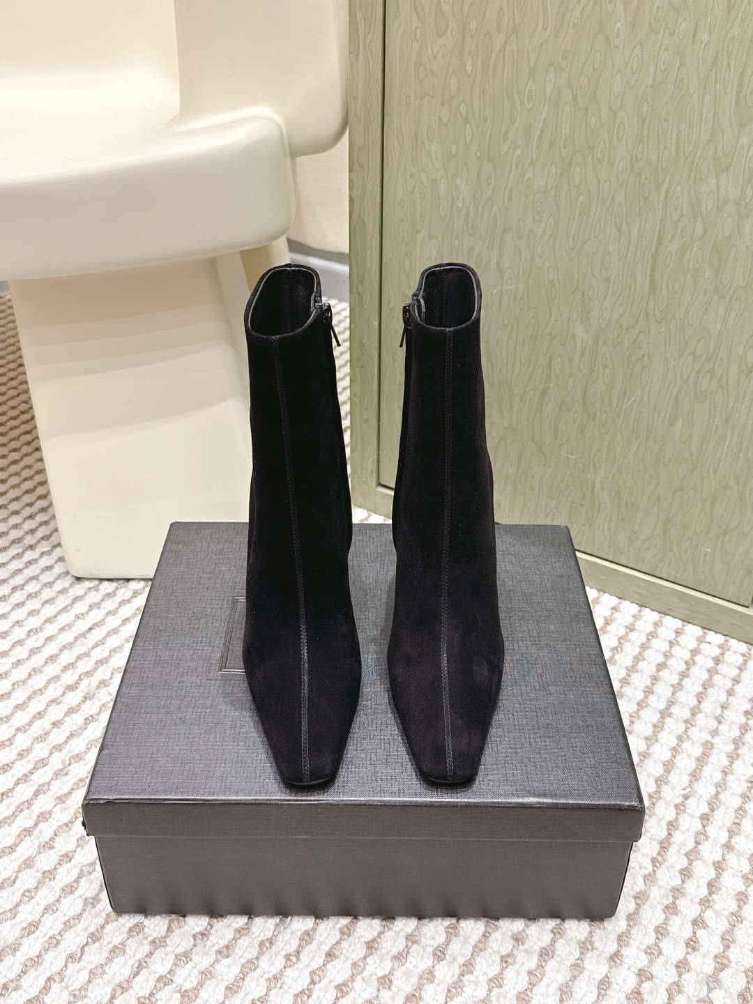 NO:787244,Purchasing-grade short boots Butter leather short boots A must-have for long legs YSL high-heeled short boots Long boots Yvette Saint Laurent Yves Saint Laurent logo Exquisite high heels Black butter leather Yang Shulin, the most understanding woman's heart Beautiful shoes with no dead ends Support the aura Imported calfskin Suede Material Noble temperament Imported sheepskin lining Fitted to the feet Comfortable Italian imported genuine leather outsole Size35-41 (40  41 Custom-made (no return or exchange), boots, saint laurent, saint laurent, saint laurent, boots, cowhide, sheepskin, chamois leather, Leather soles19860909代购级短靴 牛油皮短靴 大长腿必备 YSL 高跟 短靴 长靴Yvette Saint Laurent圣罗兰logo 精致高跟 黑色牛油皮 最懂女人心的杨树林 无死角的美鞋 撑起气场 进口小牛皮 麂皮 材质 气质高贵 进口羊皮内里 贴脚 舒适 意大利进口真皮大底  Size35-41（40 41订做不退换）,靴子,saint laurent,saint laurent,saint laurent,boots,cowhide,sheepskin,chamois leather,Leather soles,Women's Shoes