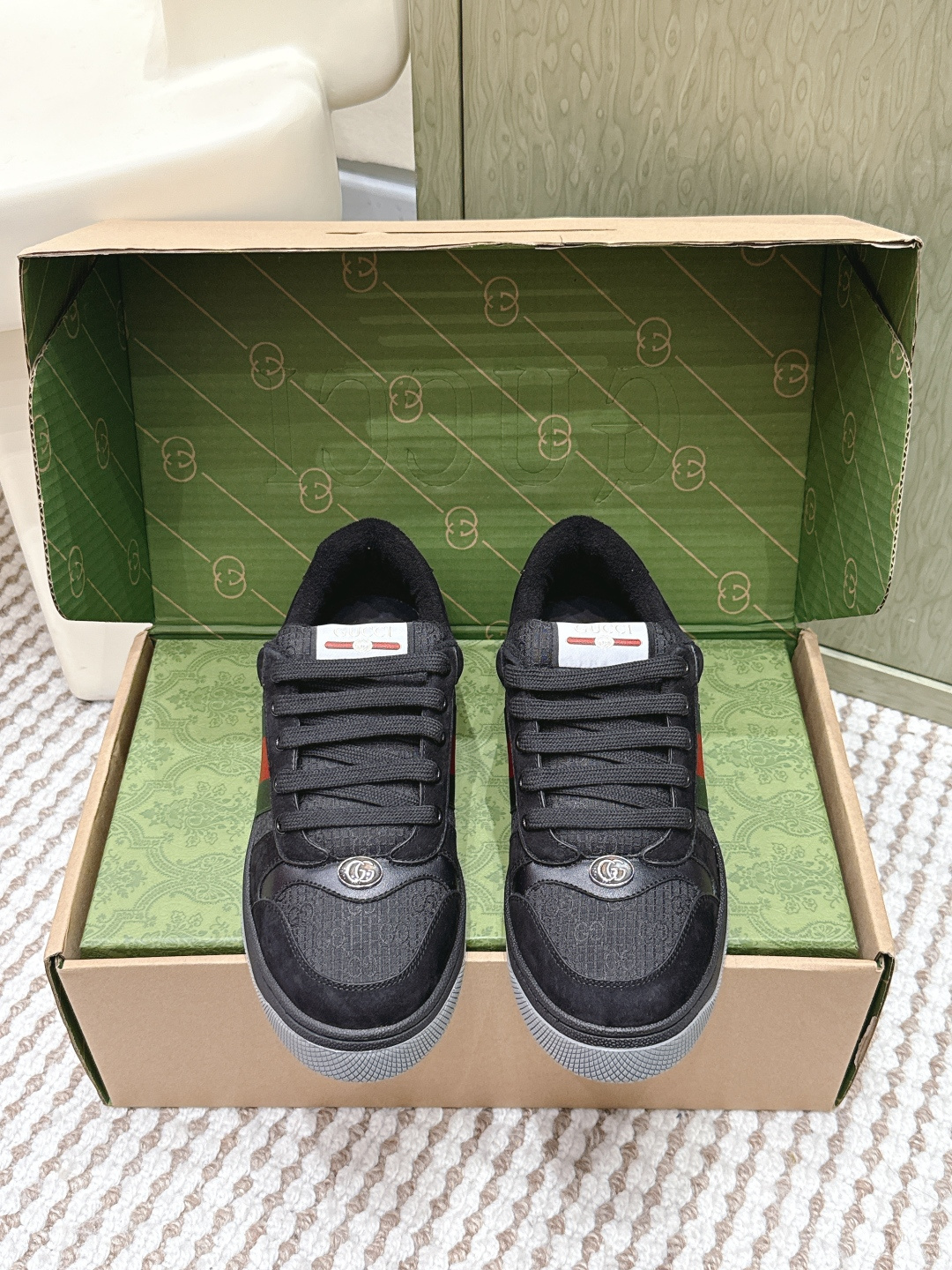 NO:616530,Purchasing grade Gucci｜Gucci 2025ss classic aged and polished couple's small dirty shoes. Classic design, ZP developed purchasing grade version - original molded cherry crystal pendant; metal double G crystal cylindrical mark; Gucci original pattern webbing; upper polished cowhide stitched with classic double G cloth fabric, leather incision full oil edge sealing process Upper: original customized cowhide color Inner: original towel lining Outsole: original outsole Size:  Women's size 35-39 (order 40) Men's size 39-44 (order 45), casual shoes/sports shoes, gucci, gucci, sneakers, cowhide19860909代购级 Gucci｜古驰2025ss经典做旧擦色情侣款小脏鞋 经典的设计,ZP开发代购级版本—原版开模樱桃水晶挂饰；金属双G水晶圆柱形标；Gucci原版纹织带； 鞋面擦色牛皮拼接经典双G布面料,皮面切口全油边封口工艺 鞋面 : 原版定制牛皮面色 内里 : 原版毛巾里 大底 : 原版大底 尺码 : 女款35-39（40订）男款39-44（45订）,休闲鞋/运动鞋,gucci,gucci,sneakers,cowhide,Women's Shoes