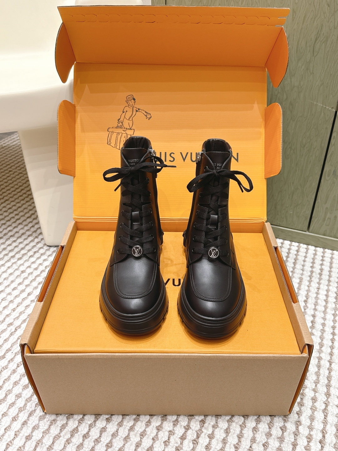 NO:616524,Purchasing agent level LOUIS VUITTON LV classic internet celebrity style Chelsea boots, LV Ruby boots top version is coming, haha, the new boots are very special, flat boots inspire trendy charm between toughness and femininity, cute big toe shoes!  The upper is made of full-grain calfskin, with a matte texture!  Lined with water-dyed cowhide, original IP foam rubber sole, Size 35-41 (40 to 41 customized, non-returnable), boots, louis vuitton, louis vuitton, boots, cowhide19860909代购级 LOUIS VUITTON LV经典网红款切尔西短靴 LV Ruby 短靴顶级版本爆款来袭,哈哈新款的靴靴非常特别,平底靴在硬朗和柔美之间激发潮流魅力,可可爱爱大头鞋！ 鞋面全粒面小牛皮,雾哑的质感！内里水染牛皮里 原版IP发泡橡胶底 Size35-41（40 41订做不退换）,靴子,louis vuitton,louis vuitton,boots,cowhide,Women's Shoes