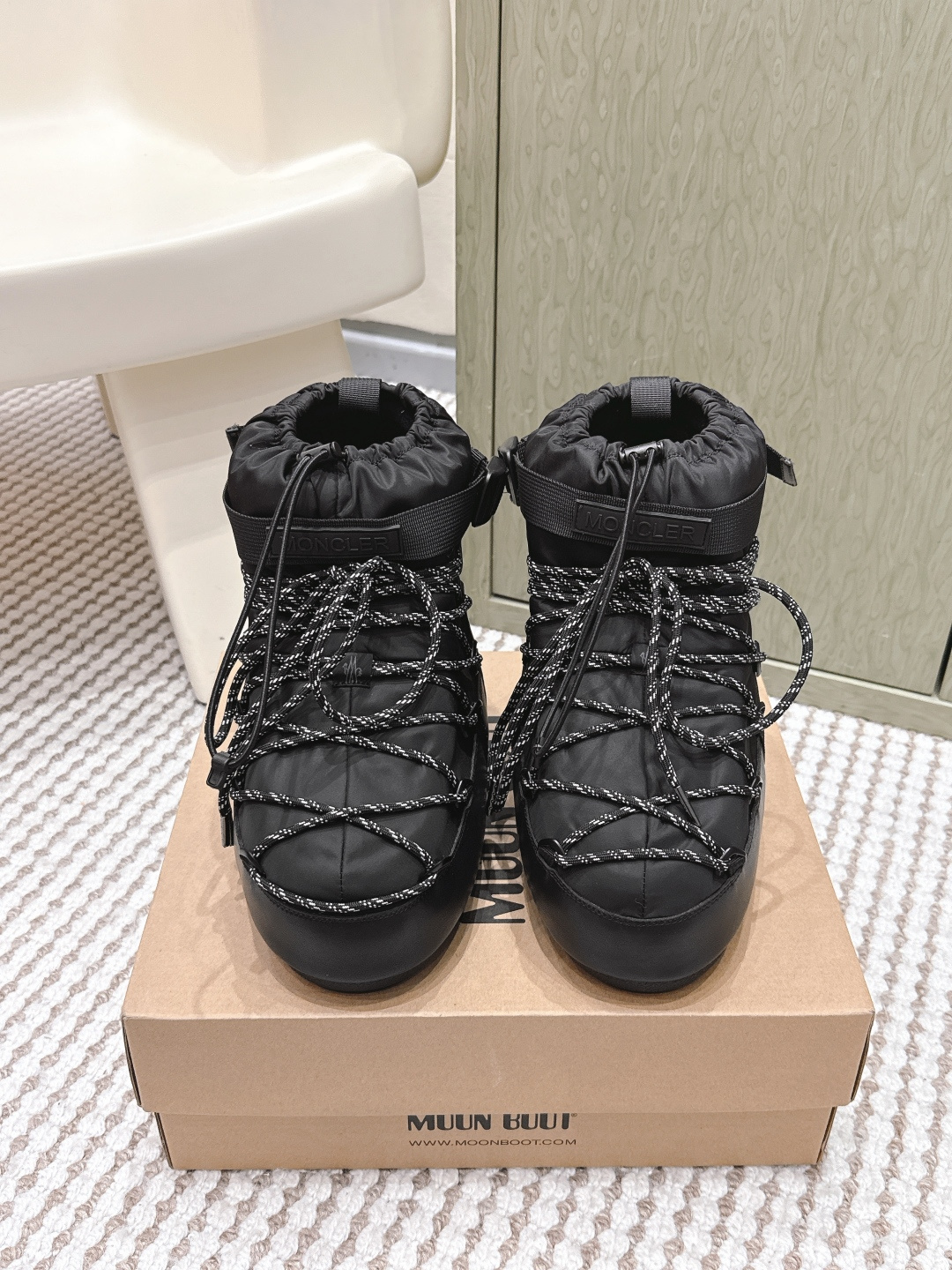 NO:616518,Purchasing agent MoonBoot co-branded Moncler muzzle warm boots, space boots, ski boots, snow boots, full of black technology, a must-have thermal artifact for home and travel in autumn and winter. Fabric: cowhide leather, waterproof silk cloth, woven lamb wool lining, non-slip and wear-resistant rubber sole. Size35-40 (customized for 40, non-returnable), snow boots, Moncler, boots, cowhide19860909代购级 MoonBoot 联名 Moncler 蒙口 保暖靴 航天靴.滑雪靴.雪地靴,满满的黑科技 秋冬居家、出行必备保暖神器 面料牛皮革、防水丝绸布 内里复织羊羔毛 鞋底防滑耐磨橡胶底 Size35-40（40订做不退换）,雪地靴,Moncler,boots,cowhide,Women's Shoes