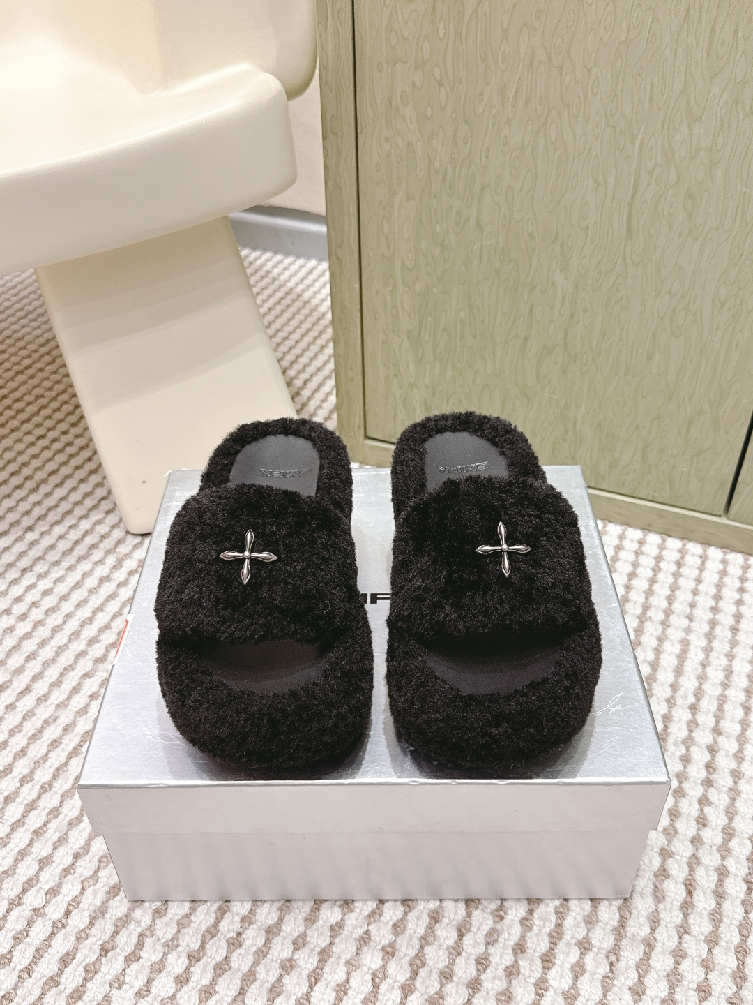 NO:616533,Purchasing agent level SMFK 25ss autumn and winter new thick-soled fur slippers, a little wild and individual, this season's smfk really makes people excited, the fur slippers simply hit the heart!  Super cool, everyone, get the Desert God of War soon. The upper is made of Icelandic wool, and the lining is mesh, which is soft and comfortable without rubbing on the feet. Customized original hardware buckles, open-molded non-slip cross bottoms. Size 35-40 (customized for 40, non-refundable), fur shoes and slippers, slippers.19860909代购级 SMFK 25ss 秋冬 新品 厚底 毛毛拖鞋 有点野性有点个性,这一季的smfk真的让人心动不已,毛拖简直直击内心！超级炫酷,家人们沙漠战神快get起来 鞋面采用冰岛毛,网布内里,不磨脚软糯舒适、定制原版五金扣,开模防滑十字底 Size35-40（40订做不退换）,毛毛鞋拖鞋,slippers,Women's Shoes