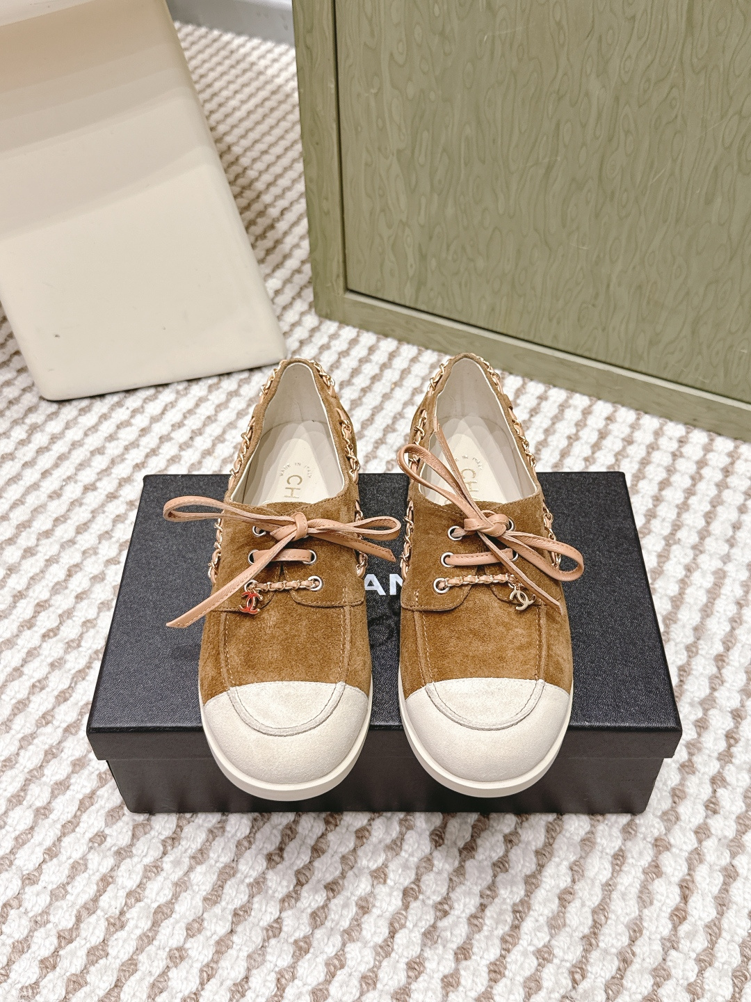 NO:616525,Purchasing-grade Chanel Chanel 25K Autumn and Winter Casual Loafers Original purchased and developed by Xiaoxiang C Home The counter is another super hot model, loved by Internet celebrity bloggers and ladies, and praised by various social platforms. It is very popular and has high texture, breathability and super spring and summer. Seeing this issue always arouses the desire for fashion in girls. The latest suede material, classic color, full of fashion on the feet and easy to care for.  Fabric: Original customized imported suede, customized imported sheepskin lining, original molded anti-slip rubber sole, Size: 35-41 (40 41 customized, non-returnable), casual shoes/sports shoes, chanel, chanel, chanel, loafers, sneakers, sheepskin, chamois leather19860909代购级 Chanel香奈儿 25K 秋冬 休闲 乐福鞋 原版购入开发 做货 小香 C家 专柜又一超级大爆款,网红博主小姐姐们的挚爱,社交平台的各种夸赞,人气超高质感透气超级春夏,看到这期总能唤起少女内心对时髦的诉求 最新麂皮材质 经典配色 上脚时髦感十足 容易打理 面料:原版定制进口麂皮 内里定制进口羊皮内里 鞋底原版开模防滑橡胶材质 Size : 35-41（40 41订做不退换）,休闲鞋/运动鞋,chanel,chanel,chanel,loafers,sneakers,sheepskin,chamois leather,Women's Shoes