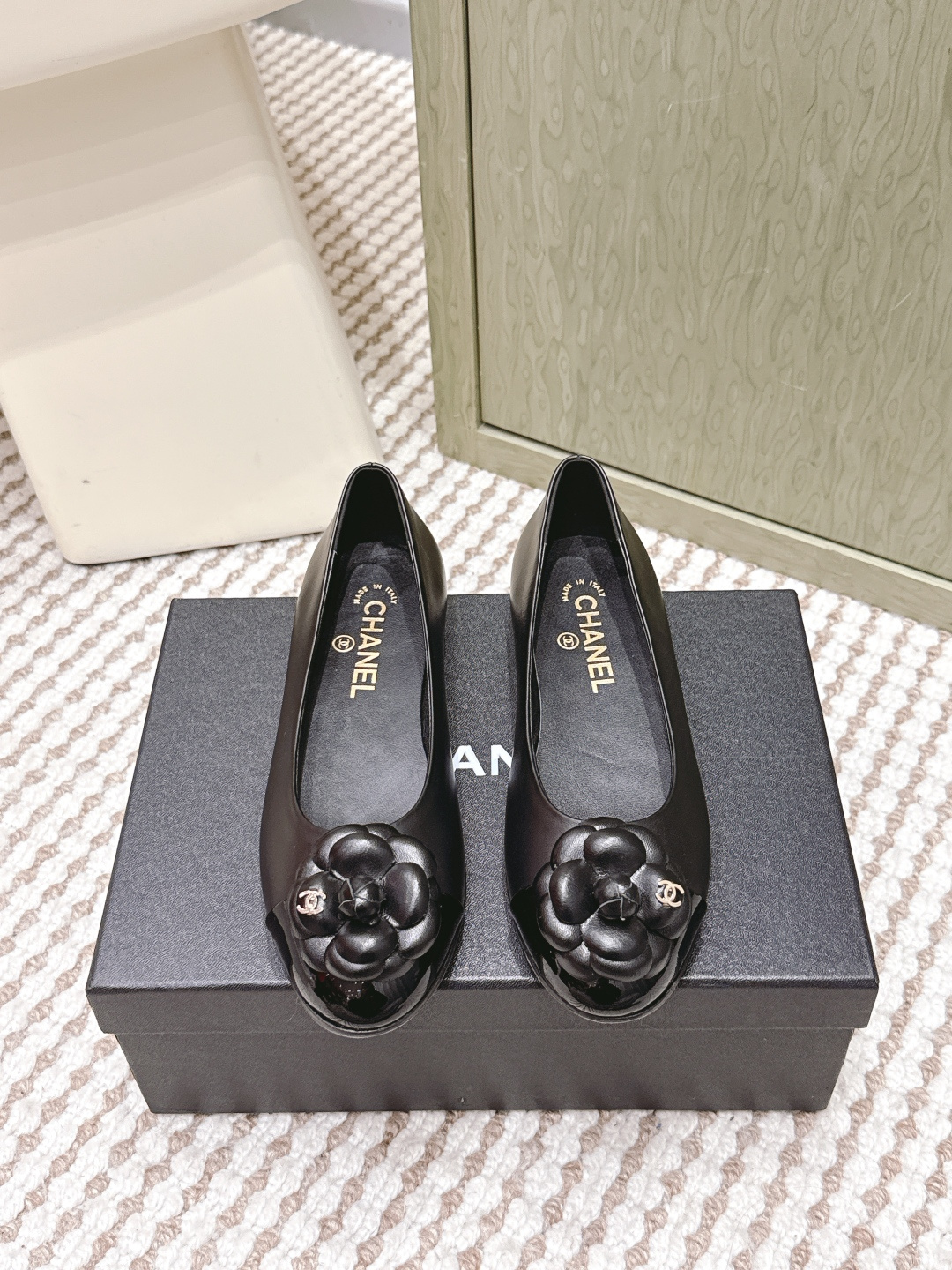 NO:616522,Purchasing-grade Chanel 25 classic camellia flats reappear!  Classic lambskin, incredibly gentle to the touch. The three-dimensional camellia flower on the upper is Chanel's everlasting elegance code. The ultimate deep black is the confidence that never goes out of style. The moment you put it on, you are 2.8 meters tall, but it is surprisingly light and comfortable, and you can walk around all day without any pressure. Commuting, dating, afternoon tea... It can always fit in perfectly. Size 35-41 (40 41 custom-made, non-returnable), single shoes, chanel, chanel, flats, sheepskin19860909代购级 Chanel25款香奈儿经典山茶花平底鞋再现！经典小羊皮,触感温柔得不像话.鞋面那朵立体山茶花,是 Chanel永不褪色的优雅密码 极致深邃的黑,是永不过时的底气.穿上瞬间气场两米八,却意外地轻盈舒适,暴走一整天也毫无压力.通勤、约会、下午茶… 它总能完美融入 Size35-41（40 41订做不退换）,单鞋,chanel,chanel,flats,sheepskin,Women's Shoes