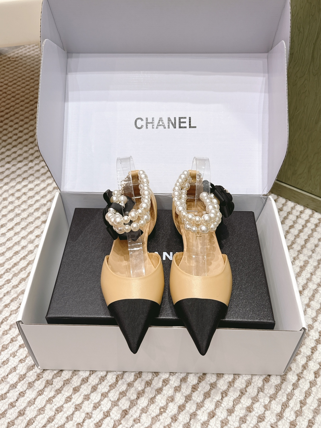 NO:616519,Purchasing agent level (official website sync box packaging) CHANEL 26 spring and summer latest pearl color matching pointed toe sandals. Pearls are really the soul of Chanel. This pair of classic contrasting color shoes is so beautiful!  It reminds you of the squeamish and noble rich girls of that era~ The brand's double-C metal logo is hung on the pearl chain, which is very unique and very lady. It goes great with any daily clothing! Imported lambskin for the upper, imported mixed sheepskin for the lining, Italian genuine leather outsole Size 35-41 (40 41 customized, non-returnable), sandals, chanel, chanel, sandals, sheepskin, Leather soles19860909代购级（官网同步盒包装）CHANEL 26春夏最新 珍珠拼色尖头 凉鞋 珍珠真的是香奈儿的灵魂 这双经典撞色鞋美到爆炸！它能让你想到那个年代娇气又矜贵的富家女~珍珠链条挂上品牌双C金属logo, 很独特也很lady.日常搭配任何服饰都超仙! 鞋面进口小羊皮,内里进口混种羊皮,意大利真皮大底 Size35-41（40 41订做不退换）,凉鞋,chanel,chanel,sandals,sheepskin,Leather soles,Women's Shoes