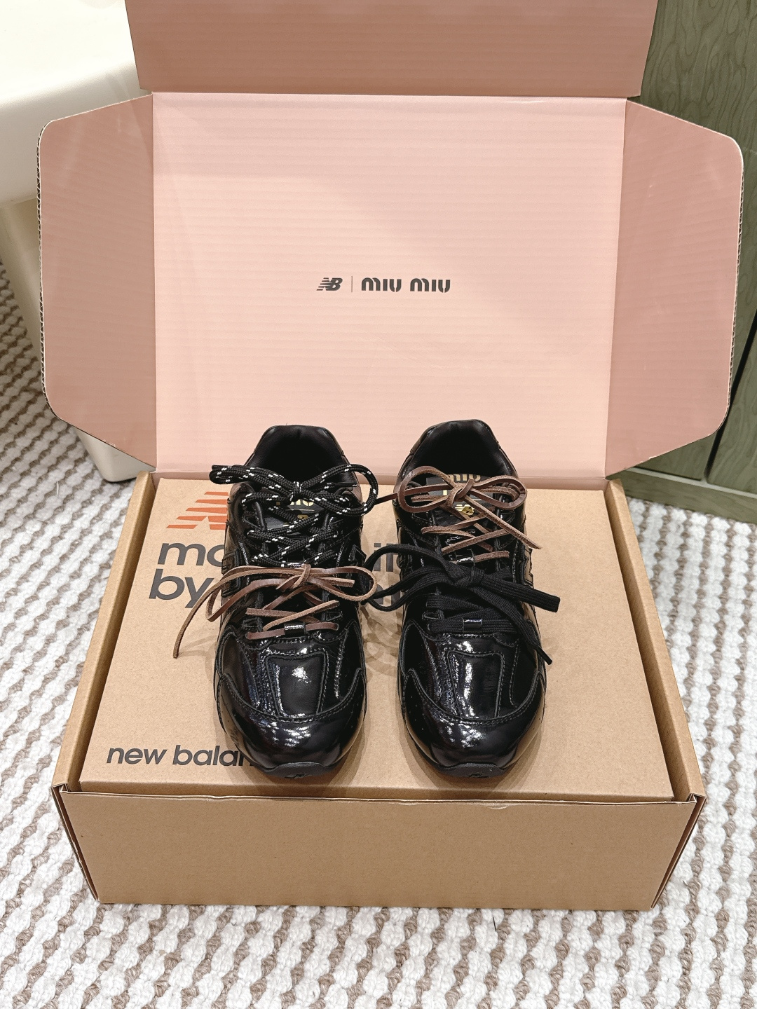 NO:646539,Dongguan purchasing agent grade (official website syncs with airplane box packaging) MIU MIUNEW BALANCE 530 Miu Miu New Balance joint SS 25 spring and summer series retro sports shoes. This model has been blown up on the Internet!  Super retro to the heart, it uses a two-color shoelace style to present the trend elements of the new season - proper 'grubby' means a casual and fashionable attitude. The marks of washing, wear, suede and leather exaggerately express the passage of time, conveying the concept of past use and love at the moment, multiple collisions, and conveying modern style!  Upper: Polished cowhide Shoelaces: Double shoelace design Spare shoelaces Outsole: Original molded outsole Size#35-40 (40 is custom-made and non-refundable), casual shoes/sports shoes, miumiu, sneakers, cowhide, chamois leather19860909东莞代购级（官网同步飞机盒包装） MIU MIUNEW BALANCE 530 缪缪 纽巴伦联名ss 25 春夏系列复古 运动鞋 网上已经吹爆了这个款！超级 复古到心里了吧 以双色鞋带样式呈现新季的潮流要素-适当“邋遢”就是随性而为的时髦态度,洗涤、磨损、麂皮与皮革的印记 夸张地表达时光的流逝,传递曾经使用与此刻挚爱的概念,多元对撞,传达现代风格！ 鞋面:擦色牛皮 鞋带:双鞋带设计 备用鞋带 大底:原版开模大底 Size#35-40（40 订做不退换）,休闲鞋/运动鞋,miumiu,sneakers,cowhide,chamois leather,Women's Shoes