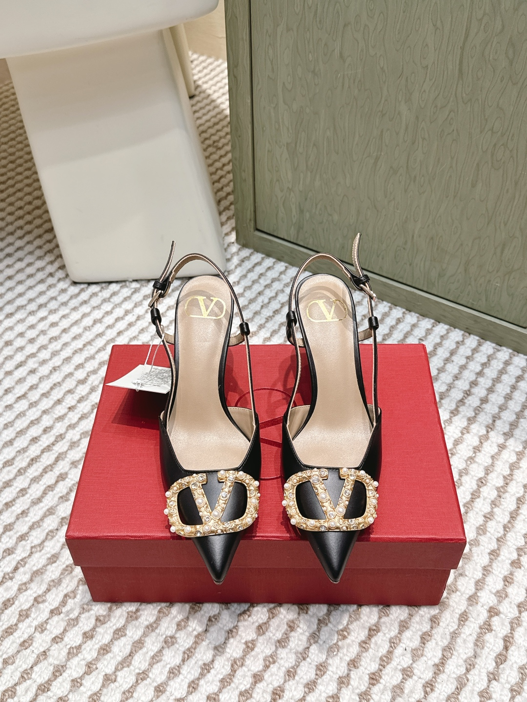 NO:651251,Purchasing agent Valentino 26 early spring back hollow sandals high-heeled women's shoes black patent leather stitching genuine leather, pointed toe design to show long legs. Vamp bow + metal logo, perfect details! Back hollow straps stabilize the ankle, elongate the proportion and comfortable, can be easily controlled for commuting, dating and formal occasions. Elegant and practical, can be matched with skirts and trousers, fashionable must-have! Heel height 8.5cm Size  35-39 (34.40.41.42.43 customized), high heels sandals, valentino, valentino, sandals, high heels, skirts19860909代购级 Valentino华伦天奴26早春 后空 凉鞋 高跟女鞋 黑色漆皮拼接真皮,尖头设计超显腿长.鞋面蝴蝶结+金属Logo,细节满分!后空细带稳固脚踝,拉长比例又舒适,通勤, 约会,正式场合都能轻松驾驭.优雅实用,裙装裤装都能 搭配,时髦精必入! 跟高8.5cm Size 35-39（34.40.41.42.43定制）,高跟鞋凉鞋,valentino,valentino,sandals,high heels,skirts,Women's Shoes