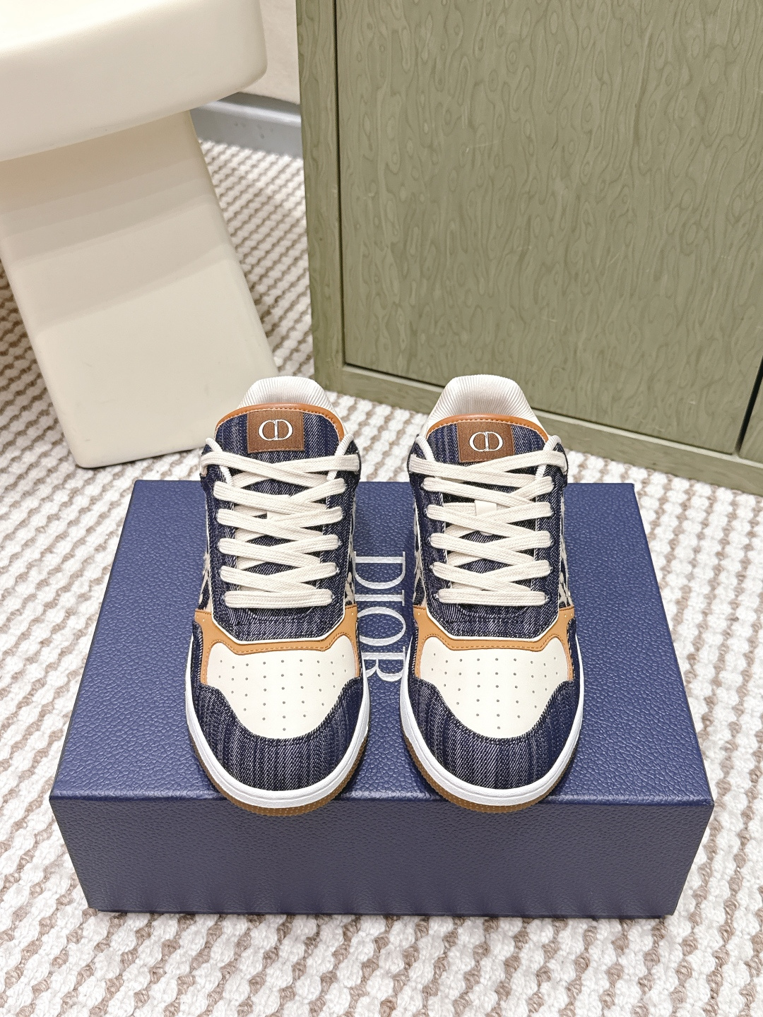 NO:630236,Purchasing agent level Dior Dior 25/ Newly upgraded B27 series classic couple's presbyopia casual sports sneakers original purchase developed and manufactured counter synchronized new layout popular among major celebrities and internet celebrities very nice on-foot effect B27 sports sneakers made by Italian craftsmen with distinct layers and a unique three-dimensional effect showing a modern and elegant style comparable to Dior x AJ1, classic presbyopic Oblique printed embroidery elements synchronized packaging at the counter  Fabric Original custom cowhide + Oblique old floral fabric Custom breathable lining Outsole Original private model TPU combination outsole Sole thickness 3CM Size: #35-46 (40.41 for women, 45.46 for men, custom-made and non-returnable), casual shoes/sports shoes, dior, dior, sneakers, cowhide19860909代购级 Dior迪奥 25/ 全新升级 B27系列 经典 情侣款老花 休闲运动板鞋 原版购入 开发做货 专柜同步新版面各大明星网红追捧的一款 上脚效果非常nice 由意大利工匠打造的B27运动板鞋 层次分明以别一格的立体效果展现摩登优雅格调媲美Dior x AJ1,经典老花Oblique 印花刺绣元素 专柜同步包装 面料原版定制牛皮+ Oblique老花布 内里定制透气内里 大底原版私模TPU组合大底 底厚3CM Size:#35-46(女40.41男45.46定做不退换）,休闲鞋/运动鞋,dior,dior,sneakers,cowhide,Women's Shoes