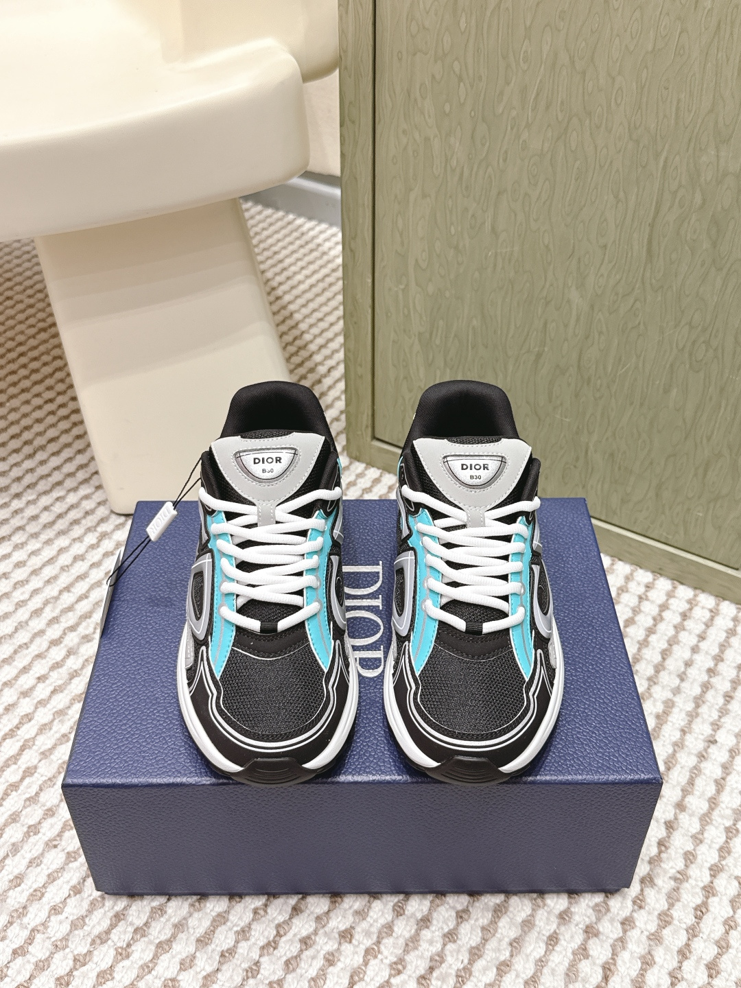 NO:630239,Purchasing agent Dior Dior 25/latest color matching B30 series reflective CD casual dad sneakers original purchase, development, production, new B30 sneakers, Dad Shoes style shoes that follow the trend of the retro market. The Dior logo on the tongue also indicates that this pair of shoes is the B30 model!  B30 uses fine-textured leather and mesh cloth materials to form a shoe body. There are conspicuous letters CD on both sides of the shoe body to indicate identity. Many lines on the shoe body outline details to make the shoes look less monotonous and full of retro flavor. The delivery counter is exquisitely packaged. The fabric is original and customized with technical fabric + mesh. The inner lining is customized with breathable lining. Original molded IP foam + TPU outsole. Bottom thickness 3.5CM Size:  #Male 39-46 (46 is custom-made and cannot be returned or exchanged), casual shoes/sports shoes, dior, dior, sneakers19860909代购级 Dior 迪奥 25/ 最新配色 B30系列 反光 CD 休闲 老爹 运动鞋 原版购入开发 做货 全新B30运动鞋 顺应复古市场的趋势的 Dad Shoes风格鞋款鞋舌上的Dior标志 也注明了这双鞋是B30的型号！B30运用了质感细腻的皮革和网眼布面材质拼接成鞋身,鞋身两侧有显眼的字母CD 表明身份,鞋身多处线条勾勒细节 让鞋子看起来不那么单调、复古味十足,配送专柜精美包装 面料原版定制科技面料+网面 内里定制透气内里 大底原版开模IP发泡+TPU大底 底厚3.5CM Size: #男39-46（46定做不退换）,休闲鞋/运动鞋,dior,dior,sneakers,Women's Shoes