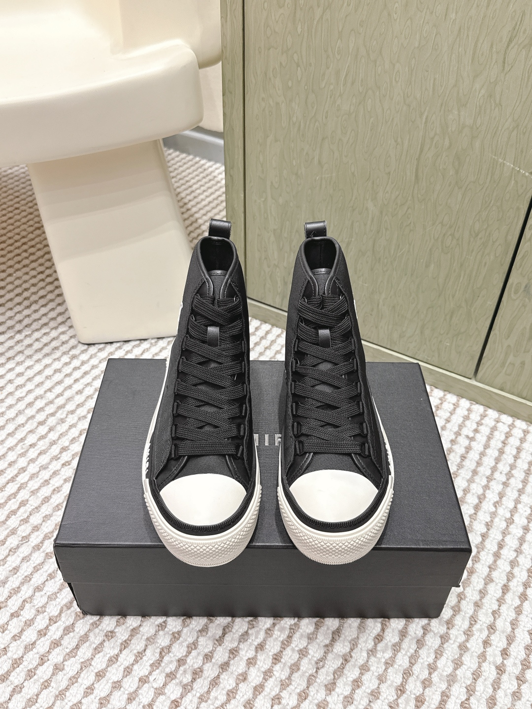 NO:630867,Purchasing agent AMIRI 25/ Stars Court Hi Couple style high-top casual shoes M.A.COURT series high-top embroidered sports canvas shoes, originally developed using high-density thickened combed cotton canvas and specially treated to be more stain-resistant and wear-resistant than ordinary canvas, smoother and less prone to pilling. Electrically embroidered LOGO on the outer waist, beautiful and atmospheric!  The same style as the stars, comfortable on the feet, and the workmanship is as good as ever!  Please feel free to compare, the highest version on the market!  Fabric: combed cotton canvas embroidery / cowhide Lining: cowhide Foot pads: cowhide Outsole: original outsole, exclusive perfect mold opening Size: #35-45 (customized for women 40 men 45), casual shoes/sports shoes, amiri, sneakers, cowhide19860909代购级 AMIRI 25/ Stars Court Hi 情侣款 高帮 休闲鞋 M.A.COURT系列高帮刺绣运动帆布鞋 原版开发 采用高密度加厚精梳棉帆布经特殊处理比一般帆布更耐脏,耐磨,更光滑不易起毛起球. 外腰电绣LOGO,美观,大气 ！ 明星同款,上脚舒适,做工质感一如既往的赞！请任意对比,市面最高版本！ 面料: 精梳棉帆布 刺绣 / 牛皮 内里: 牛皮 垫脚: 牛皮 大底: 原版大底,独家完美开模 Size: #35-45 (女40男45定做）,休闲鞋/运动鞋,amiri,sneakers,cowhide,Women's Shoes