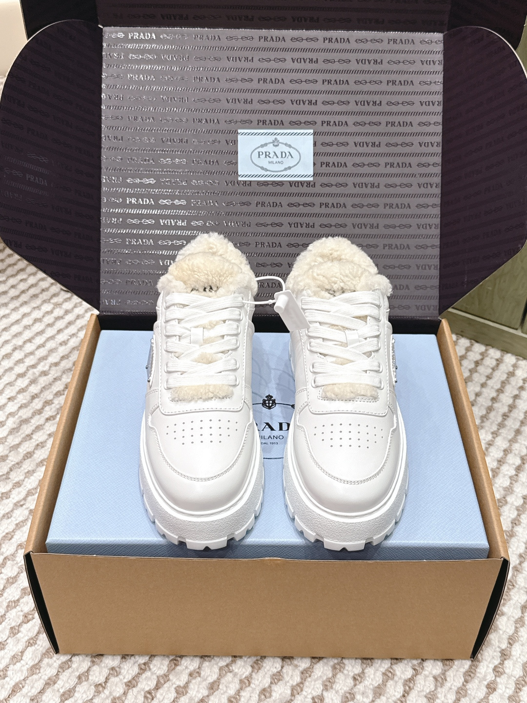 NO:630870,Dongguan purchasing agent grade (official website sync box packaging) Prada 25ss pjia 25 autumn and winter thick-soled wool white shoes (moral training style) suede and smooth leather splicing and contrasting colors, good sense of detail, triangle logo embellishment, simple and advanced!  The key is to make the upper legs look longer, easily elongating the legs and showing off the legs!  Size: #35-40 (40 orders are not returnable), casual shoes/sports shoes, prada, sneakers, chamois leather19860909东莞代购级（官网同步盒包装） Prada 25ss p家 25秋冬厚底羊毛小白鞋（德训风格） 麂皮和光面皮拼接撞色,细节感跟好 三角标点缀,简单高级！ 关键上脚超显腿长,轻松拉长腿部显腿！ Size:#35-40(40订做不退换）,休闲鞋/运动鞋,prada,sneakers,chamois leather,Women's Shoes