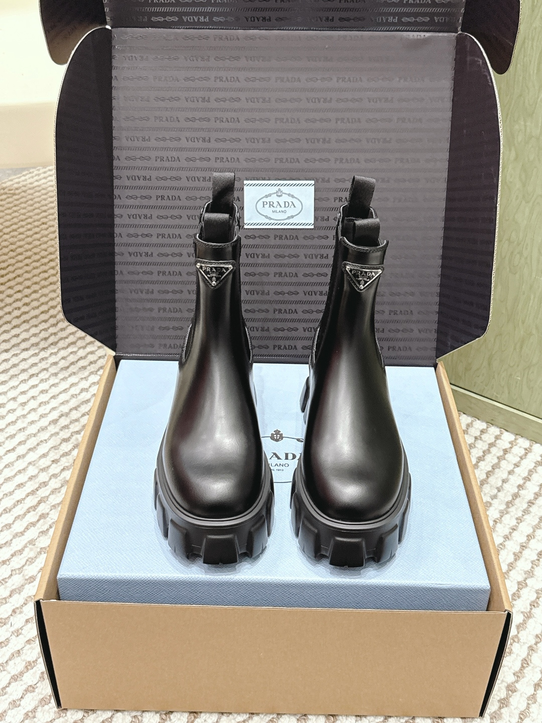 NO:630225,Dongguan purchasing agent grade (official website sync box packaging) PRADA 25ss autumn and winter new triangle logo short boots, top version, classic triangle logo decoration, smooth and handsome shoe shape, super easy to wear, extremely cool on the feet, versatile boots, open-edge beaded cowhide on the upper, original molded triangle logo, inner/foot-padded cowhide outsole, original molded rubber outsole Size#35-39 (40  Custom-made (non-refundable), boots, prada, boots, cowhide19860909东莞代购级（官网同步盒包装） PRADA 25ss 秋冬新款三角标短靴 顶级版本 经典三角标装饰 鞋型流畅帅气 超好穿 上脚简直酷炸了 万年百搭靴 鞋面开边珠牛皮 原版开模三角标 内里/垫脚牛皮 大底原版开模橡胶大底 Size#35-39（40 订做不退换）,靴子,prada,boots,cowhide,Women's Shoes