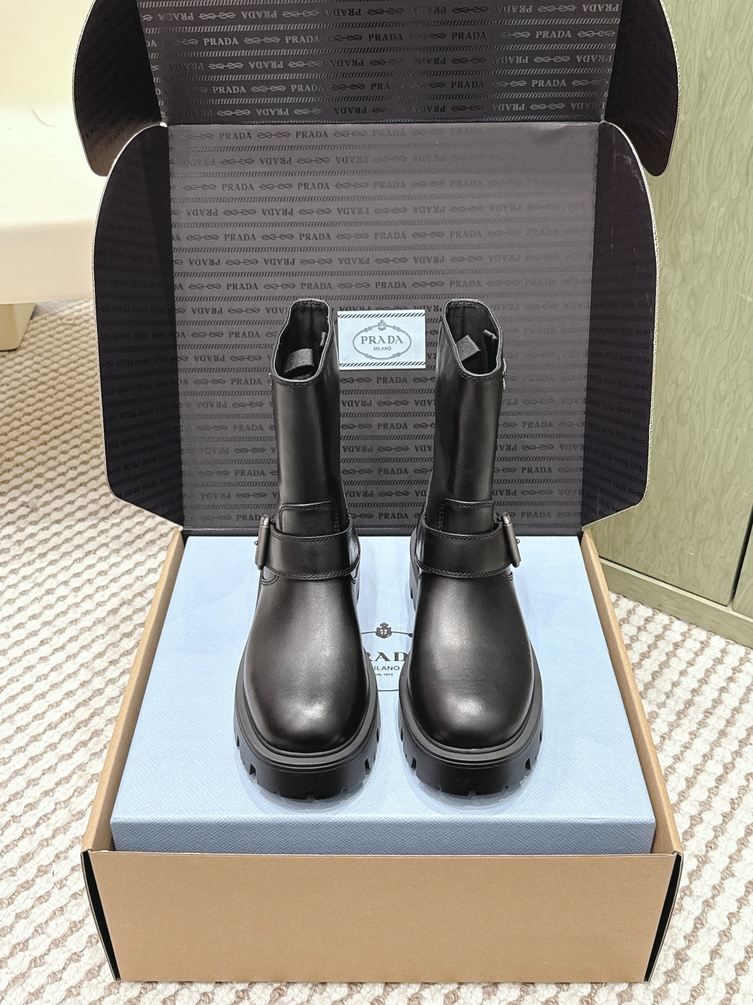 NO:630227,Dongguan purchasing agent grade (packaged in sync box on official website) PRADA Classic Triangle Logo Slip-On Women's Boots A series that cannot be bought in winter, it is definitely this year's big hit!  !  So good looking!  Prada boots are really amazing!  The upper foot is generous and the legs are slim, which is just right. The whole series uses a variety of imported materials, colored waxed calfskin, open-edge beaded cowhide, cow suede and high mercerization, and water-dyed sheepskin inside. The foam bottom is light and comfortable!  Size35-40 (40 is custom-made and cannot be returned or exchanged), boots, prada, prada, boots, cowhide, sheepskin19860909东莞代购级（官网同步盒包装） PRADA 普拉达经典三角标一脚蹬王炸女靴 冬天买不到的系列,绝对是今年的大爆款！！贼好看！Prada靴子真的很哇塞！上脚大气显腿瘦气质这块刚好拿捏 全系列采用多种进口材料擦色打腊小牛皮,开边珠牛皮,牛反绒高丝光,内里水染羊皮 发泡底轻便舒适！ Size35-40（40 订做不退换）,靴子,prada,prada,boots,cowhide,sheepskin,Women's Shoes