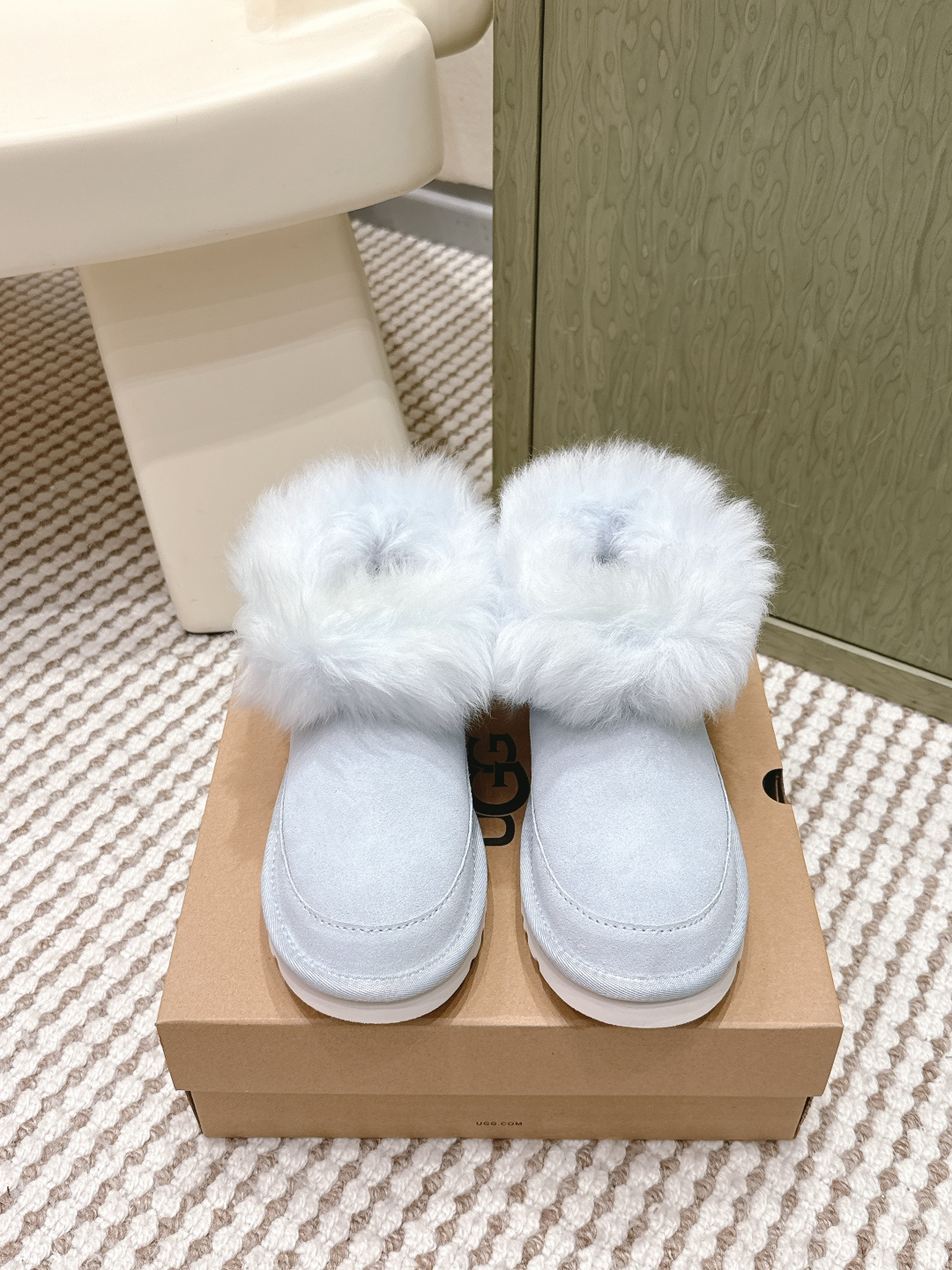 NO:630233,Purchasing-grade half-mug boots UGG Titzcut autumn and winter new women's casual classic furry slippers UGG  The newly released autumn and winter 'stepping on the clouds' natal slippers are suitable for all lazy styles ~ the sheepskin fur wraps your feet in warm tenderness, and the thick sole adds lightness. Whether you are going downstairs to pick up express delivery or wearing a sweater skirt, you can get 'lying flat fashion' with one click ~ half the fashion circle is wearing it, and it is easy to achieve the 'uncompromising sense of luxury' ~ the texture of the sheepskin fur is soft and fufu, like a little sheep on your feet  Suede upper (retro texture, with a casual atmosphere), sheepskin lining (soft and warm, comfortable to wear barefoot), large EVA thick sole (lightweight rebound, walking like walking on marshmallows) Size35-39 (40 made to order, non-refundable), semi-slip furry shoes, boots, slippers, skirts, sweaters, sheepskin19860909代购级半拖 靴子 UGG蒂茨库特秋冬新款女士休闲经典毛毛拖鞋 UGG 秋冬新出的秋冬“踩云级”本命拖鞋,适配所有慵懒系穿搭～羊皮毛一体把双脚裹进暖呼呼的温柔里,厚底悄销垫出轻快感,不管是下楼取快递还是搭配毛衣裙,都能一键get'躺平式时髦”～半个时尚圈都在穿,轻松拿捏‘毫不赞力的高级感”～羊皮毛一体的质感软 fufu的,像把小绵羊揣在脚上 鞋面翻毛皮（复古肌理,自带随性氛围） 内里羊皮毛一体（软乎乎锁温,光脚穿都舒服）大底EVA 厚底（轻量回弹,走路像踩棉花糖） Size35-39（40订做不退换）,半拖毛毛鞋,boots,slippers,skirts,sweaters,sheepskin,Women's Shoes