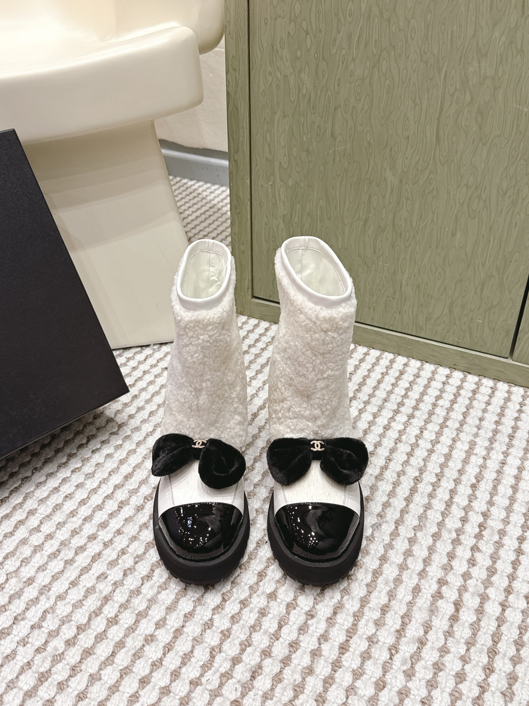NO:630221,Purchasing agent Chanel 25N Coco Neige bow slip-on short boots. Chanel 25N ski season bow short boots, teddy fur + patent leather splicing, black bow + double C logo are very recognizable! Thick-soled thick heel design is comfortable to wear and can also quietly increase your height. Beige, black, and white are available in three colors. They are great with coats or down jackets in autumn and winter, sweet retro style! The boot height is just right, keeping warm without being bloated!  Very good-looking~ Size 35-40 (40 is custom-made and cannot be returned or exchanged), boots, chanel, chanel, boots, down jacket19860909代购级 Chanel 25N Coco Neige蝴蝶结 一脚蹬 短靴 香奈儿25N滑雪季蝴蝶结短靴,泰迪绒毛+漆皮拼接,黑色蝴蝶结+双C标志超有辨识度!厚底粗跟设计 穿着舒适还能悄悄增高计.米色、黑色、白色三色可选,秋冬搭配大衣或羽绒服都很出彩,甜美复古风get!靴筒高度刚好,保暖又不臃肿！巨好看～ Size 35-40（40订做不退换）,靴子,chanel,chanel,boots,down jacket,Women's Shoes