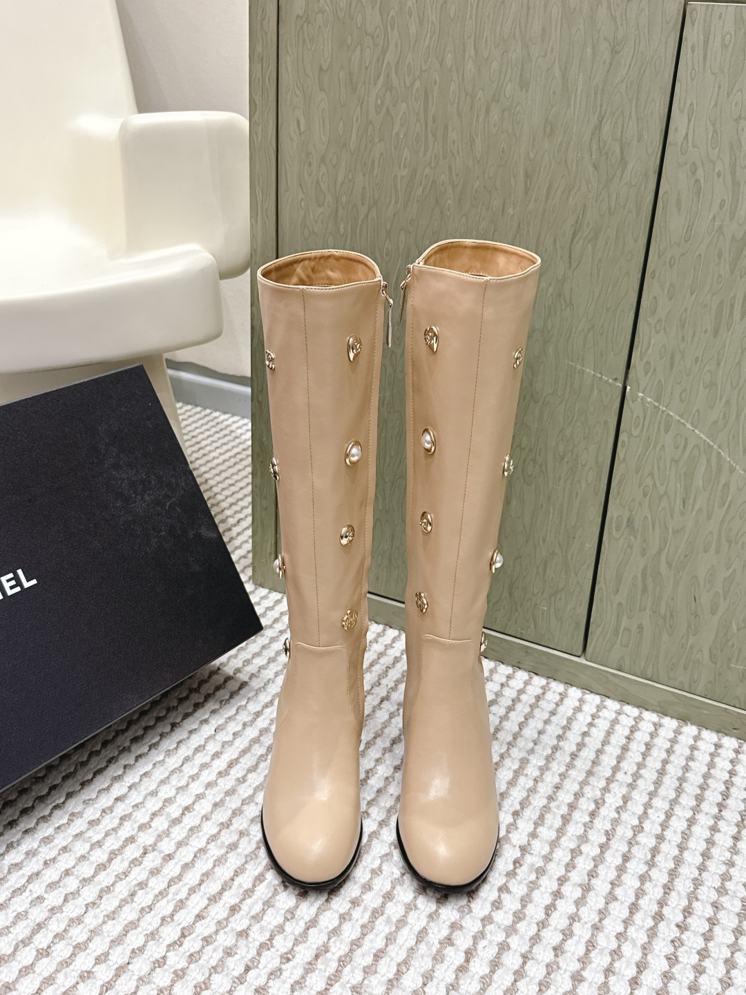 NO:630223,Purchasing agent Chanel 25s new autumn and winter long knight boots. Chanel's cream white long knight boots are made of high-quality lambskin, soft and delicate, with metal rivets and double C Logo that are very recognizable. The knee-high boots modify the leg shape, and the thick heel design is comfortable and easy to walk. It is a must-have for autumn and winter! Whether paired with short skirts or tights, it can easily create an elegant and cool aura. Size  35-40 (40 is custom-made and non-refundable), boots, chanel, chanel, boots, skirts, sheepskin19860909代购级 Chanel香奈儿 25s秋冬新款 长筒骑士靴 香奈儿这款奶油白长筒骑士靴,选用优质小羊皮,柔软细腻,金属铆钉+双C Logo超有辨识度计. 及膝靴筒修饰腿型,粗跟设计舒适好走,秋冬穿搭必备!无论搭配短裙还是紧身裤,都能轻松打造优雅酷飒气场. Size 35-40（40订做不退换）,靴子,chanel,chanel,boots,skirts,sheepskin,Women's Shoes