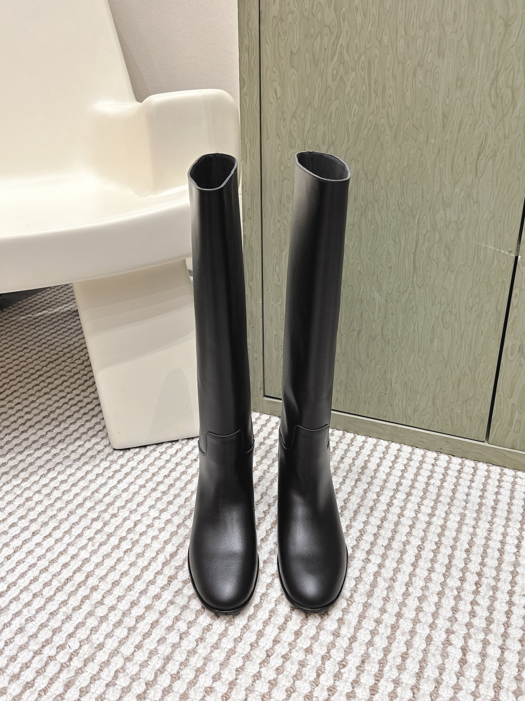 NO:646537,Purchasing agent level New product on the shelves ★Fabric Cowhide Lining Cowhide Sole Cowhide outsole Elegant style Creates a different feeling Heel height 2 cm Counter packaging Simple temperament style!  show bdetails ———————————— ⊿size. ｜35-39 (40 41 42 customized), boots, boots, cowhide19860909代购级    新品上架 ★面料 牛皮 内里 牛皮 鞋底 牛皮大底 优雅风格 创造不一样的感觉 跟高 2 cm 专柜包装 简约气质款式！ show bdetails ————————————  ⊿size. ｜35-39（40 41 42 定制）,靴子,boots,cowhide,Women's Shoes