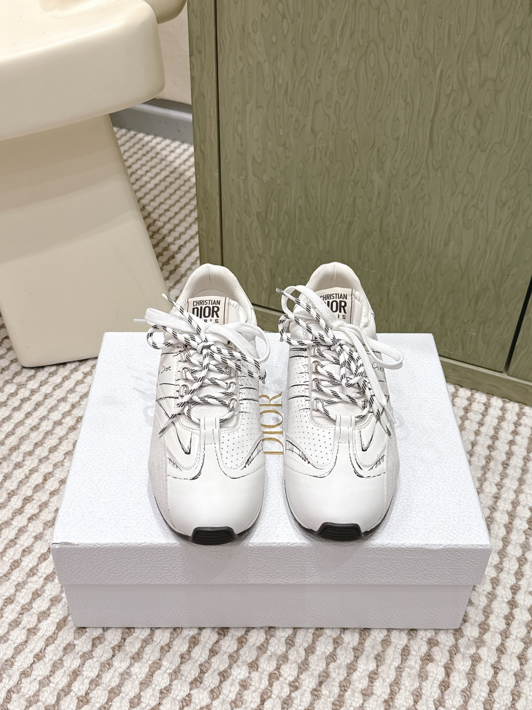 NO:630219,The Dongguan-grade Dior D-Sketch sneakers were unveiled at Dior's 25ss spring/summer ready-to-wear collection show, highlighting the classic retro aesthetic. They are crafted from white nylon and cow leather, decorated with a printed logo inspired by the shoe's production stage, with beige suede cowhide panels and double laces. The side is decorated with a handwritten Christian Dior Paris logo, and the heel and tongue are embellished with Christian Dior Paris logo panels and labels.  Paired with two-color thin rubber soles, they are more refined and can add a high-end temperament to various casual looks. Size#Female 35-39 (40.41 custom-made, non-returnable), casual shoes/sports shoes, dior, dior, sneakers, cowhide19860909东莞代购级 Dior D-Sketch 运动鞋于迪奥 25ss 春夏成衣系列发布秀精彩亮相,彰显经典的复古美学 采用白色尼龙和牛皮革精心制作,饰以灵感源自鞋履制作阶段的印花标志,搭配米色绒面牛皮革镶片和双鞋带. 侧面饰以手写风格的Christian Dior Paris标志,鞋跟和鞋舌点缀以Christian Dior Paris标志镶片和标牌. 搭配双色纤薄橡胶鞋底更显精致,可为各式休闲造型增添高订气质. Size#女35-39（40.41订做不退换）,休闲鞋/运动鞋,dior,dior,sneakers,cowhide,Women's Shoes
