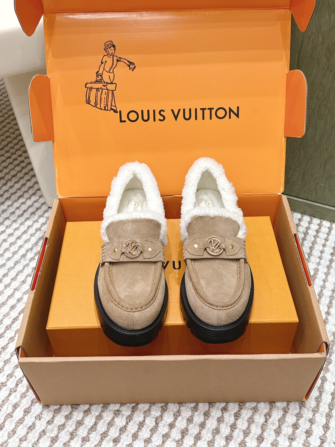 NO:630215,Purchasing agent grade (official website sync box packaging) Louis Vuitton 25s new autumn and winter thick-soled wool loafers. These Louis Vuitton wool loafers are made of frosted sheepskin uppers with soft wool lining, which are super warm in autumn and winter! The uppers have the classic LV metal logo, and the texture is perfect.  Thick-soled rubber soles are non-slip and increase height, making walking more stable! The one-step design is super convenient and can be easily used for commuting and leisure. Available in beige and black, versatile and stylish and practical! Size 35-41 (40.41 custom-made, non-returnable), loafers, fur shoes, louis vuitton, louis vuitton, loafers, sheepskin19860909代购级（官网同步盒包装） Louis Vuitton 25s秋冬新款 厚底 羊毛乐福鞋 计这款Louis Vuitton羊毛乐福鞋采用磨砂羊皮鞋面,搭配柔软羊毛内衬,秋冬穿超保暖!鞋面有经典LV金属标志,质感满分. 厚底橡胶鞋底防滑又增高,走路更稳!一脚蹬设计超方便,通勤休闲都能轻松驾驭.米色和黑色可选,百搭不挑衣服,时髦又实用! Size 35-41（40.41订做不退换）,乐福鞋毛毛鞋,louis vuitton,louis vuitton,loafers,sheepskin,Women's Shoes