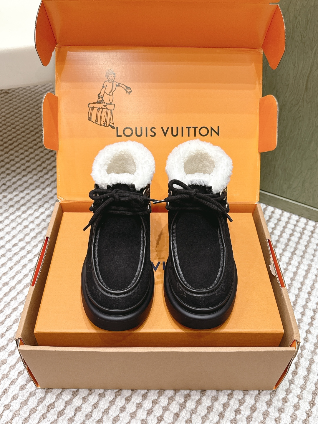 NO:630217,Purchasing agent level (official website sync box packaging) Louis Vuitton lv's latest autumn and winter cute wool snow boots Birkenstock shoe body, integrating fashionable and desirable elements!  The uppers are hand-sewn with leather strips, highlighting the charm of handmade work. The inner lining is made of fur, so it doesn’t feel too comfortable to wear. Wear it with socks and it looks great!  Colorado suede cow leather has a velvet texture and is paired with a soft and warm shearling lining. The LV letter stitching on the upper and the inscribed buckle on the adjustable shoelaces enrich the brand details. The lightweight micro outsole completes the trendy style. The sole is made of foam material and feels light and comfortable on the feet!  Perfect work for autumn and winter!  Size35-41 (40 41 customized, non-returnable), snow boots, louis vuitton, louis vuitton, boots, cowhide, socks19860909代购级（官网同步盒包装） Louis Vuitton lv最新秋冬可爱 羊毛 雪地靴 勃肯鞋型体,把时髦想要的元素融为一体！ 鞋面用皮条纯手工缝制,彰显手工作品的魅力 内里皮毛一体材质,穿起来不要太舒服呀、配个袜子穿、好看死了！ Colorado 绒面牛皮革呈现丝绒质感,搭配柔暖羊毛皮内衬.鞋面的LV字母缝线和可调节鞋带的铭纹搭扣共同丰富品牌细节,轻盈微型外底完善潮流格调. 鞋底发泡材质的,脚感轻盈舒适！ 秋冬满分 作品！ Size35-41（40 41订做不退换）,雪地靴,louis vuitton,louis vuitton,boots,cowhide,socks,Women's Shoes