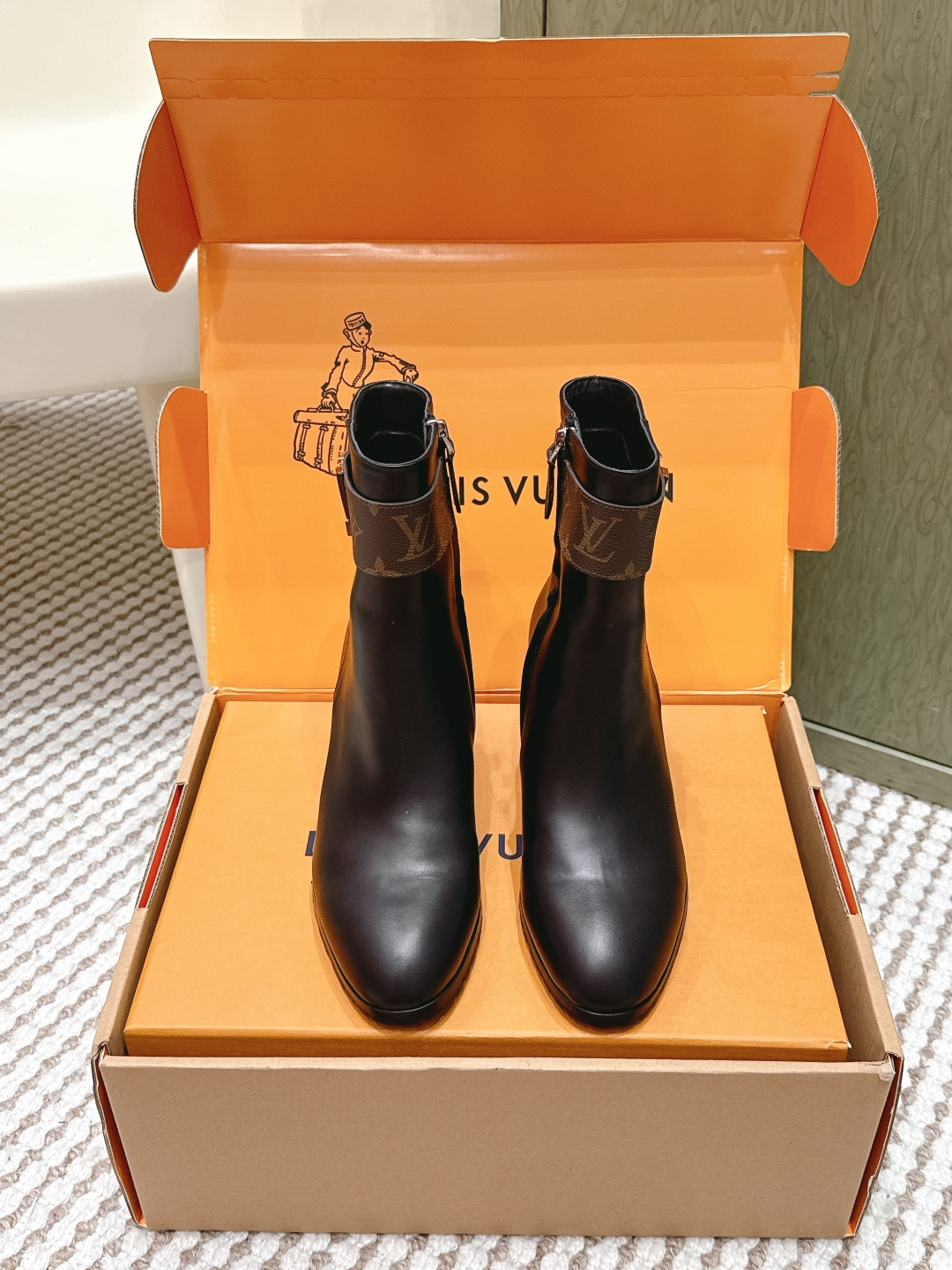 NO:630213,Purchasing agent level (official website sync box packaging) Louis Vuitton 25ss new autumn and winter simple round-toe calfskin high-heeled short boots. Original last, perfect lines, simple and elegant upper foot, thick heel, comfortable and versatile. It can also lengthen the legs, make the legs taller, slimmer and longer. Louis Vuitton is the best at girls, sweet, and adds seductive sexiness. Fabric imported from Italy calfskin, lining imported sheepskin, sole Italian genuine leather outsole  Heel height 4.5cm Size35-39 (40 41 custom-made, non-refundable), boots, louis vuitton, boots, cowhide, sheepskin, Leather soles19860909代购级（官网同步盒包装） Louis Vuitton 25ss 秋冬新款简约圆头小牛皮高跟短靴 原版套楦,完美的线条,简约大气上脚显气质粗跟舒适百搭 还能拉长双腿显高显瘦显腿长,Louis Vuitton最擅长的女生甜美,更是添加了诱惑的性感 面料意大利进口小牛皮 内里进口羊皮 鞋底意大利真皮大底 跟高4.5cm Size35-39（40 41 订做不退换）,靴子,louis vuitton,boots,cowhide,sheepskin,Leather soles,Women's Shoes