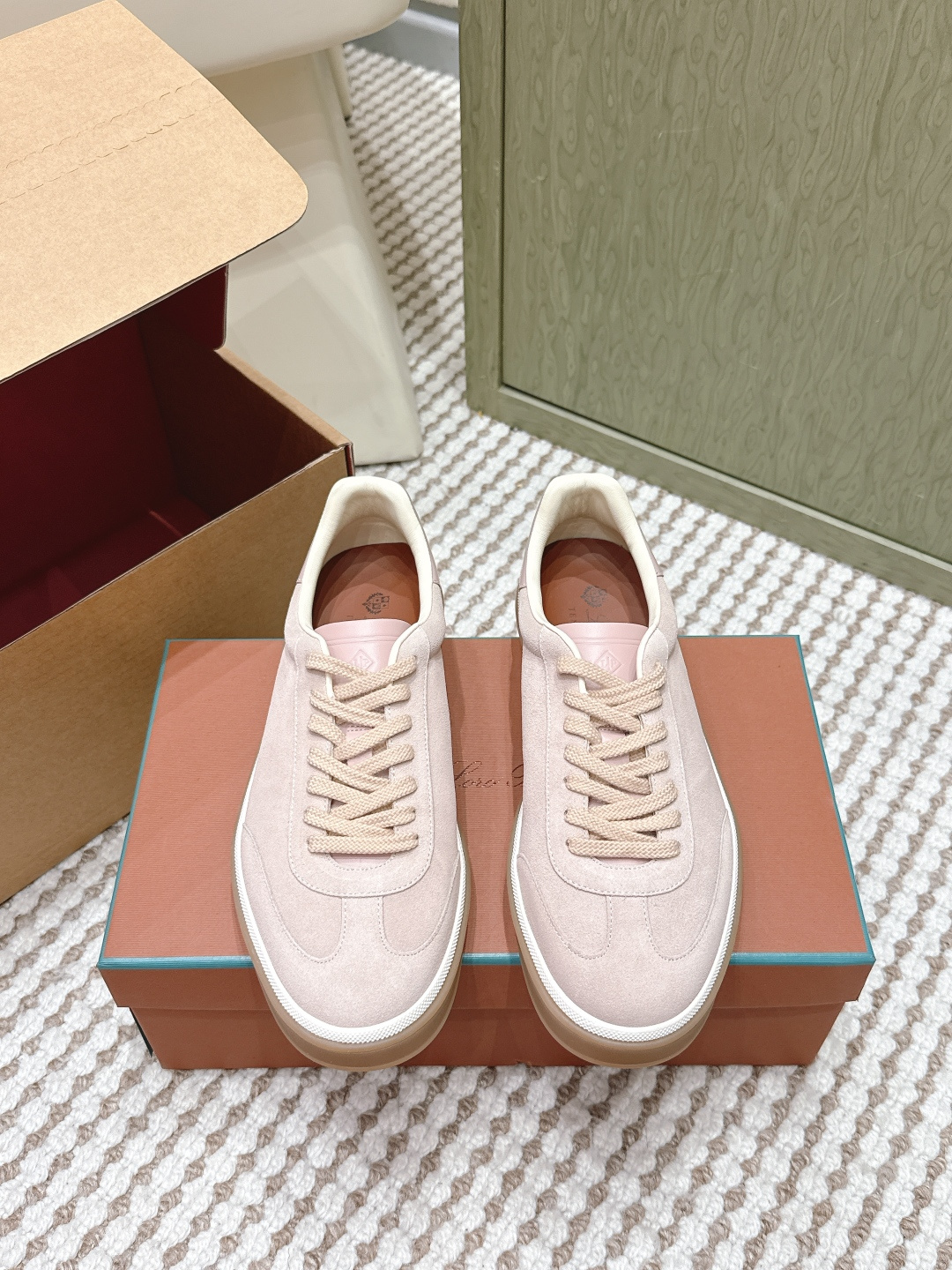 NO:646550,Dongguan purchasing agent grade men 20 (official website sync box packaging) Loro Piana Tennis walk series LP moral training shoes, casual sports shoes, sneakers, original purchase, development and production. This new suede tennis shoe adopts an ultra-low-top design, suitable for year-round wear. The hemmed sole creates a relaxed and charming color combination, harmoniously blending functionality and low-key personality style to create an ideal shoe choice for urban wear.  The heel is decorated with Kummel color inserts, soft calfskin tongue, embossed LP logo, cotton shoelace upper, cow split suede sole, rubber-lined calfskin, original custom-made first-layer cowhide fabric, custom-made calfskin lining, outsole, original open-molded anti-slip rubber material, sole thickness 3CM  Size #Female 35-41 (40.41 customized) #Men 39-46 (38/45/46 custom code), casual shoes/sports shoes, loro piana, loro piana, sneakers, cowhide19860909东莞代购级男20（官网同步盒包装） Loro Piana 诺悠翩雅Tennis walk系列 LP德训鞋 休闲 运动鞋 板鞋 原版购入开发 做货 这款新款绒面革网球鞋采用超低帮设计,适合全年穿着. 包边鞋底营造轻松迷人的色彩组合,将功能性与低调个性风格和谐融合 打造都市着装的理想鞋履选择. 鞋跟处饰以Kummel色嵌片柔软小牛皮鞋舌,压印LP徽标棉质鞋带鞋面,牛剖层绒面革鞋底 橡胶衬里小牛皮 面料原版定制头层牛皮 内里定制小牛皮里 大底原版开模防滑橡胶材质 底厚3CM Size#女款35-41（40.41定做）#男款39-46（38/45/46定制码）,休闲鞋/运动鞋,loro piana,loro piana,sneakers,cowhide,Women's Shoes