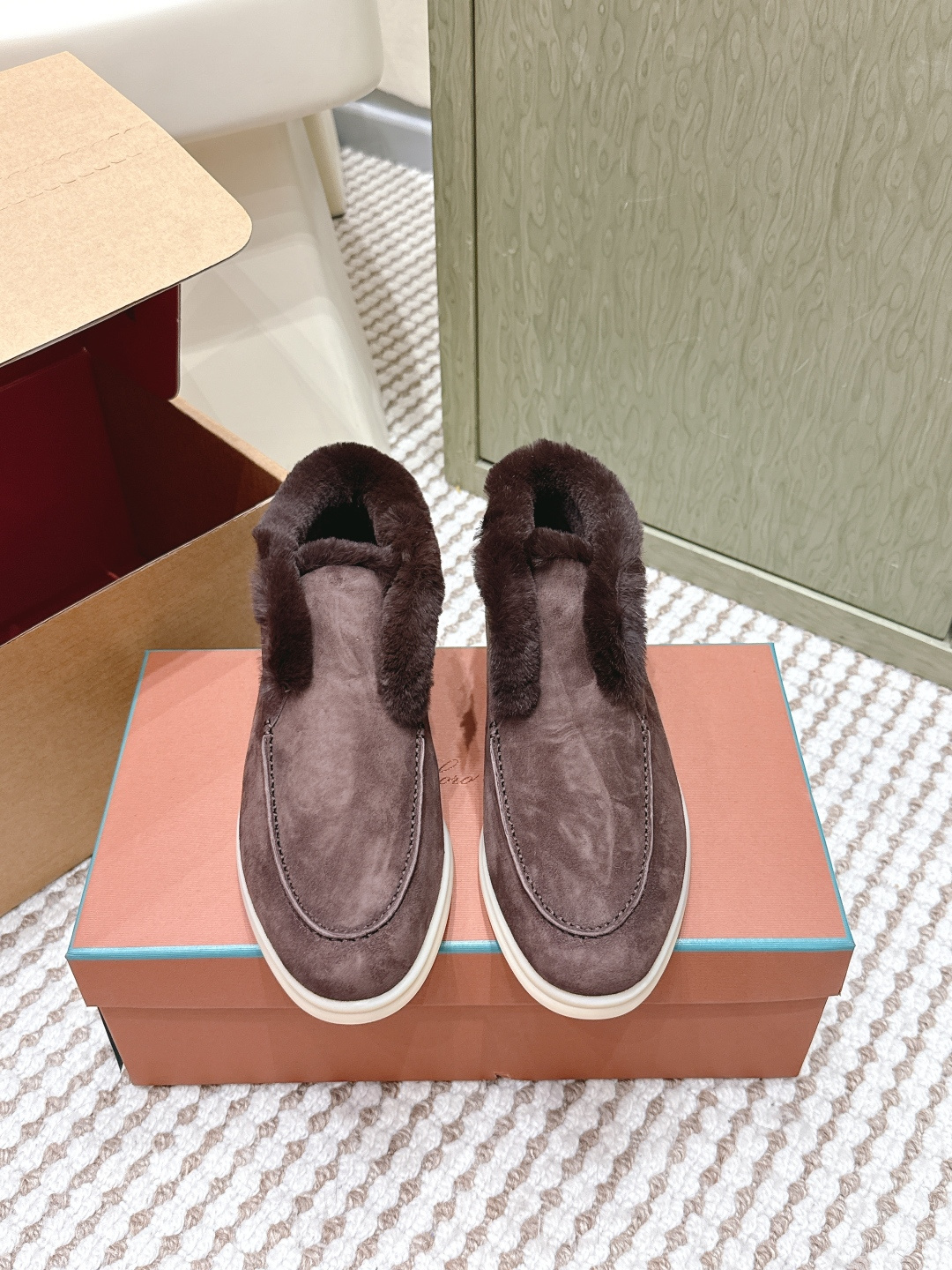 NO:646546,Guangdong purchasing agent grade LP's latest loafers single shoes Rex rabbit fur shoes. Italian high-end brand Loro Piana is Italy's top luxury brand. It started with cashmere. It comes from Italy and pursues quality and craftsmanship. It integrates innovative technology and Italian traditional style. This brand has always been very low-key, but it should be regarded as a dad-level presence in luxury goods. There are not many Lp pendant loafers in mainland China, but the products are very good. Impeccable quality and luxurious materials are Loro's.  The pride of the Piana brand, and this suede leather shoe is an impressive combination of both. After you buy its shoes, you will not want to wear many brands of shoes. This is the evaluation of people who have worn this shoe. Wearing this shoe for a day will not tire your feet or grind your feet. This is the strict requirements on the material, which makes you have such a beautiful feeling. The fabric is high-mercerized, soft and textured suede, with rex rabbit fur lining, foot pads, and rex rabbit fur outsole.  Size: 35-42 (women’s 35.42, custom-made, non-refundable), loafers, fur shoes, loro piana, loro piana, loafers, chamois leather19860909莞产代购级 LP最新款乐福鞋单鞋鞋獭兔毛毛鞋 意大利高级品牌Loro Piana 是意大利顶级奢侈品牌,以羊绒起家, 来自意大利的它追求质量和手工,融创新技术与意大利传统风格为一体.这个牌子一直很低调,但是在奢侈品里应该也算是爸爸级的存在. Lp吊坠乐福鞋的鞋子一共在大陆也没开几家,但东西却非常好.无可挑剔的品质和奢华的材质是Loro Piana品牌的骄傲,而这款绒面革单鞋恰好集两者于一身,令人印象深刻～当你买过它家的鞋子后,很多牌子的鞋子都不想穿了,这是穿过这款鞋的人对其的评价,穿一天不会累脚也不会磨脚,这就是对材质的要求苛刻,才会有这般美好的感觉. 面料高丝光柔软有质感的麂皮 内里獭兔毛,垫脚,獭兔毛 大底全浅色橡胶大底, 码数: 35-42（女35.42订做不退换）,乐福鞋毛毛鞋,loro piana,loro piana,loafers,chamois leather,Women's Shoes