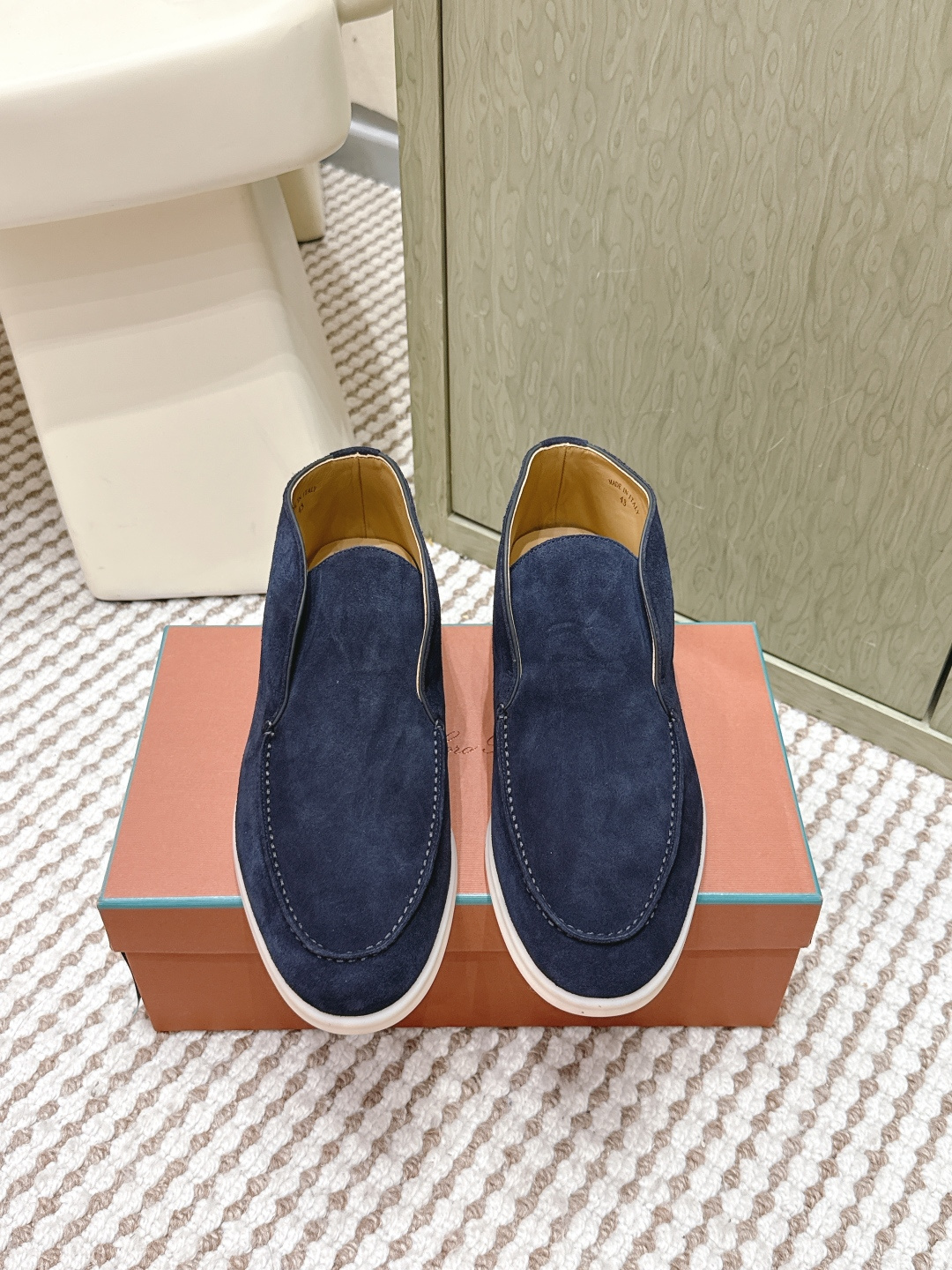 NO:646538,Dongguan Purchasing Grade Men's 20 (Official Website Synchronization Box Packaging) Loro Piana Tennis Walk Series LP Casual Sports Shoes Sneakers Original purchase, development, and production. This new suede tennis shoe adopts an ultra-low-top design, suitable for year-round wear. The hemmed sole creates a relaxed and charming color combination, harmoniously blending functionality and low-key personality to create an ideal shoe choice for urban wear.  The heel is decorated with Kummel color inserts, soft calfskin tongue, embossed LP logo, cotton shoelace upper, cow split suede sole, rubber-lined calfskin, original custom-made first-layer cowhide fabric, custom-made calfskin lining, outsole, original open-molded anti-slip rubber material, sole thickness 3CM  Size #Female 35-42 (35.40.42 customized) #Men 39-47 (38/45/46/47 custom code), loafers, loro piana, loro piana, loafers, sneakers, cowhide19860909东莞代购级男20（官网同步盒包装） Loro Piana 诺悠翩雅Tennis walk系列 LP休闲 运动鞋 板鞋 原版购入开发 做货 这款新款绒面革网球鞋采用超低帮设计,适合全年穿着. 包边鞋底营造轻松迷人的色彩组合,将功能性与低调个性风格和谐融合 打造都市着装的理想鞋履选择. 鞋跟处饰以Kummel色嵌片柔软小牛皮鞋舌,压印LP徽标棉质鞋带鞋面,牛剖层绒面革鞋底 橡胶衬里小牛皮 面料原版定制头层牛皮 内里定制小牛皮里 大底原版开模防滑橡胶材质 底厚3CM Size#女款35-42（35.40.42定做）#男款39-47（38/45/46/47定制码）,乐福鞋,loro piana,loro piana,loafers,sneakers,cowhide,Women's Shoes