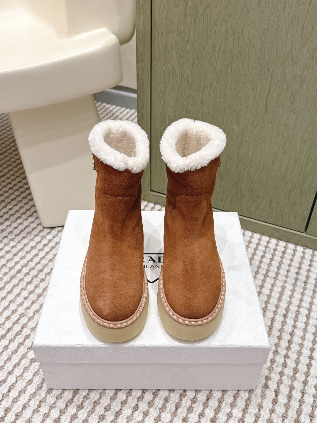 NO:646527,Purchasing agent level Prada 25/latest thick-soled casual wool boots. This sneaker continues the timeless silhouette and is a new classic item. It is made of suede and is carefully crafted to enhance the style. It is lightweight and equipped with a triangle buckle logo and a 5CM thick sole. It is suitable for all seasons and can be matched with all kinds of casual styles. In an era where various styles are full of eyeballs, the most lasting companion is the one that captures people's hearts bit by bit. Fabric: Imported suede Lining: Lamb wool  Outsole: Tpu non-slip outsole + leather welt, sole thickness: 5CM Size#35-41 (40 41 customized, non-returnable), semi-slip suede shoes, prada, prada, boots, sneakers, chamois leather19860909代购级 Prada普拉达 25/最新 厚底休闲 羊毛 靴子 这款运动鞋延续经久不衰的轮廓,是新款经典单品 采用麂皮 精心制作, 提升格调 款式轻盈,搭配三角扣标志加5CM厚底 四季皆宜,可与各式休闲造型搭配,在各种风格充斥眼球的时代,最能长久陪伴搭配的 一点一点俘获人心 面料: 进口麂皮 内里: 羊羔毛 大底: Tpu防滑大底 +真皮沿条 底厚: 5CM Size#35-41（40 41订做不退换）,半拖毛毛鞋,prada,prada,boots,sneakers,chamois leather,Women's Shoes