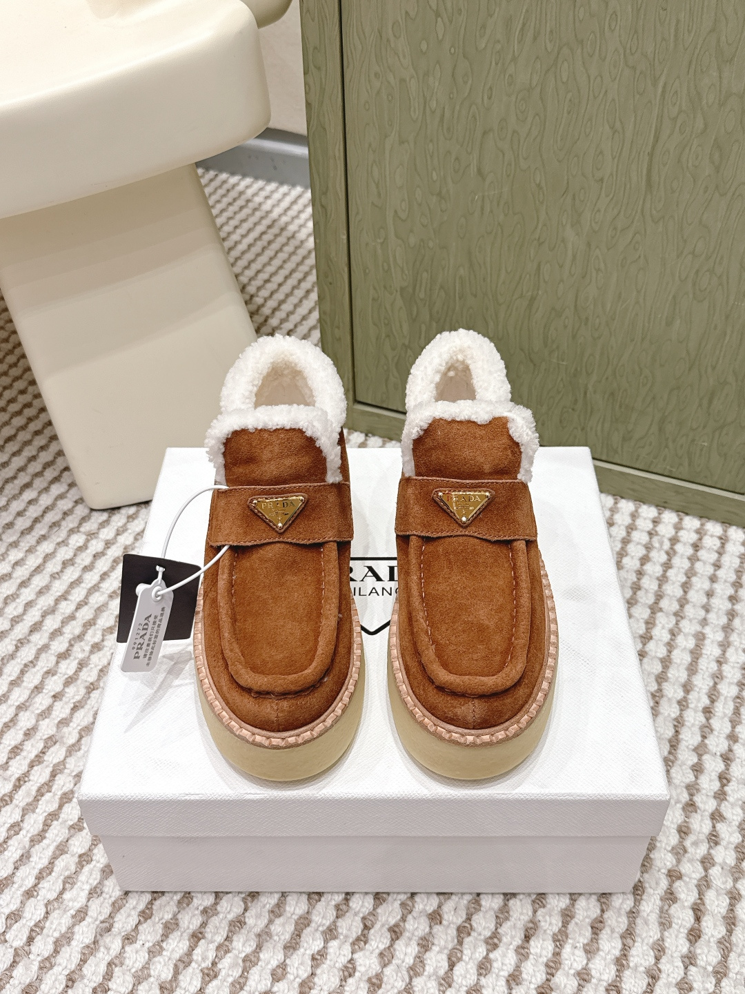 NO:646520,Purchasing agent Prada 25/latest thick-soled casual wool casual shoes. This sneaker continues the timeless silhouette and is a new classic item. It is made of suede and is carefully crafted to enhance the style. It is lightweight and comes with a triangle buckle logo and a 5CM thick sole. It is suitable for all seasons and can be matched with all kinds of casual styles. In an era where various styles are full of eyeballs, the most long-lasting companion is the one that captures people's hearts bit by bit. Fabric: Imported suede Lining: Lamb wool  Outsole: Tpu non-slip outsole + leather welt, sole thickness: 5CM Size#35-41 (40 41 customized, non-returnable), semi-slip suede shoes, prada, prada, sneakers, chamois leather19860909代购级 Prada普拉达 25/最新 厚底休闲 羊毛 休闲鞋 这款运动鞋延续经久不衰的轮廓,是新款经典单品 采用麂皮 精心制作, 提升格调 款式轻盈,搭配三角扣标志加5CM厚底 四季皆宜,可与各式休闲造型搭配,在各种风格充斥眼球的时代,最能长久陪伴搭配的 一点一点俘获人心 面料: 进口麂皮 内里: 羊羔毛 大底: Tpu防滑大底 +真皮沿条 底厚: 5CM Size#35-41（40 41订做不退换）,半拖毛毛鞋,prada,prada,sneakers,chamois leather,Women's Shoes