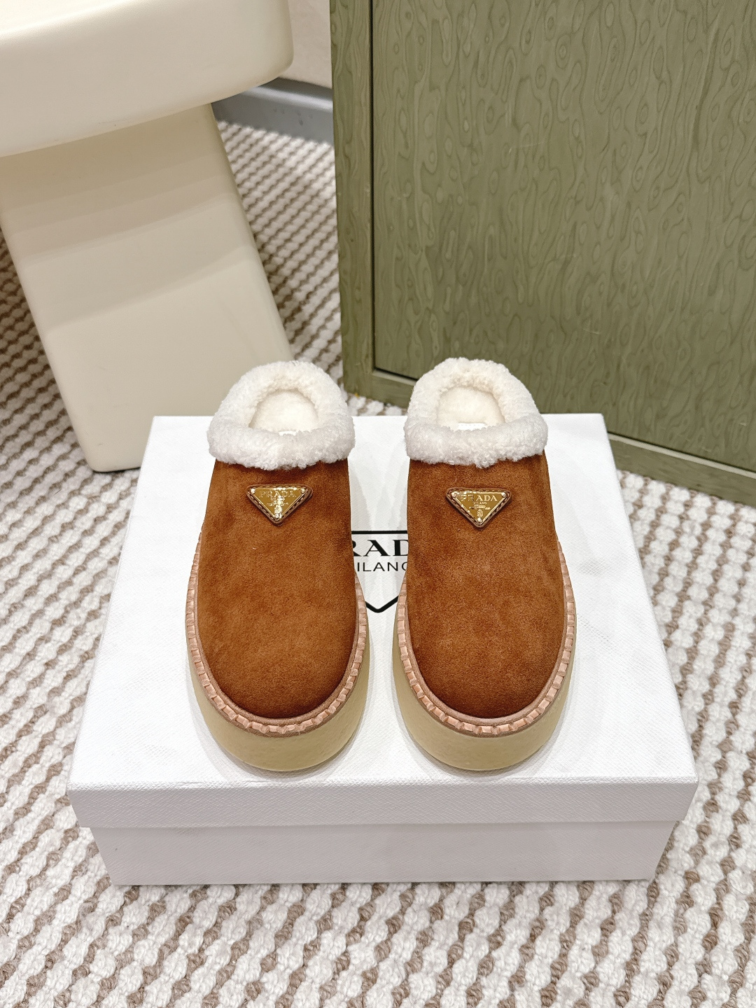 NO:646515,Purchasing level Prada 25/Thick-soled Casual Wool Half-Flop This sneaker continues the timeless silhouette and is a new classic item. It is made of suede and is carefully crafted to enhance the style. It is lightweight and equipped with a triangle buckle logo and a 5CM thick sole. It is suitable for all seasons and can be matched with all kinds of casual styles. In an era where all kinds of styles are full of eyeballs, the most lasting companion is the one that captures people's hearts little by little. Fabric: Imported suede Lining: Lamb hair Outsole:  Tpu non-slip outsole + genuine leather welt, sole thickness: 5CM Size#35-41 (40 41 customized, non-refundable), semi-slip fur shoes, prada, prada, sneakers, chamois leather19860909代购级 Prada普拉达 25/厚底 休闲 羊毛半拖 这款运动鞋延续经久不衰的轮廓,是新款经典单品 采用麂皮 精心制作, 提升格调 款式轻盈,搭配三角扣标志加5CM厚底 四季皆宜,可与各式休闲造型搭配,在各种风格充斥眼球的时代,最能长久陪伴搭配的 一点一点俘获人心 面料: 进口麂皮 内里: 羊羔毛 大底: Tpu防滑大底 +真皮沿条 底厚: 5CM Size#35-41（40 41订做不退换）,半拖毛毛鞋,prada,prada,sneakers,chamois leather,Women's Shoes