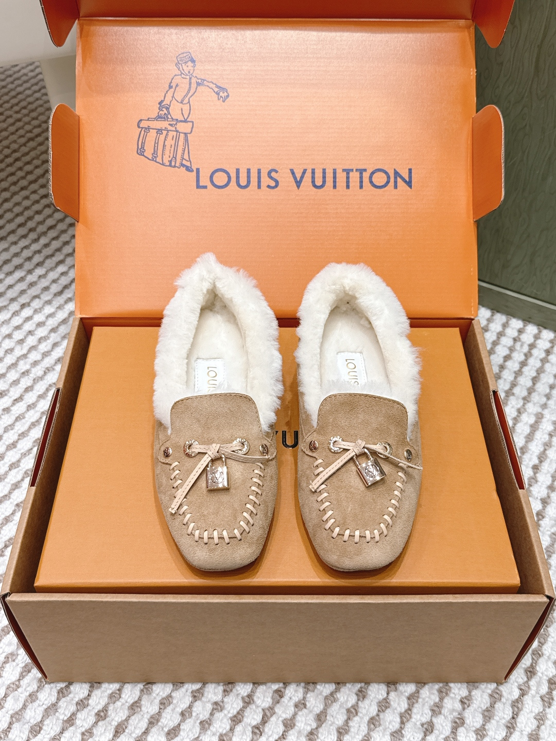 NO:630211,Purchasing-grade Louis Vuitton 25ss wool flat loafers. Made of high-quality cowhide. Light and comfortable moccasin structure with hand-stitched upper. Decorated with LV Cicle logo and inscribed lace ends. Decorated with butterflies. Luxurious design. Perfect interpretation of the brand's luxury style. Wool lining. Original A-grade rubber outsole, Size35-41 (40 41 customized, non-refundable), loafers fur shoes, louis  vuitton,louis vuitton,loafers,cowhide19860909代购级 Louis vuitton 25ss 羊毛 平底乐福鞋 豆豆鞋,采用优质牛皮 轻盈舒适的莫卡辛结构搭配手缝鞋面 点缀LV Cicle标识和铭纹鞋带端头.饰蝴蝶 版型设计奢华大气 完美诠释品牌奢华风格 内里采用羊毛 原版A级橡胶粒外底, Size35-41（40 41 定做不退换）,乐福鞋毛毛鞋,louis vuitton,louis vuitton,loafers,cowhide,Women's Shoes