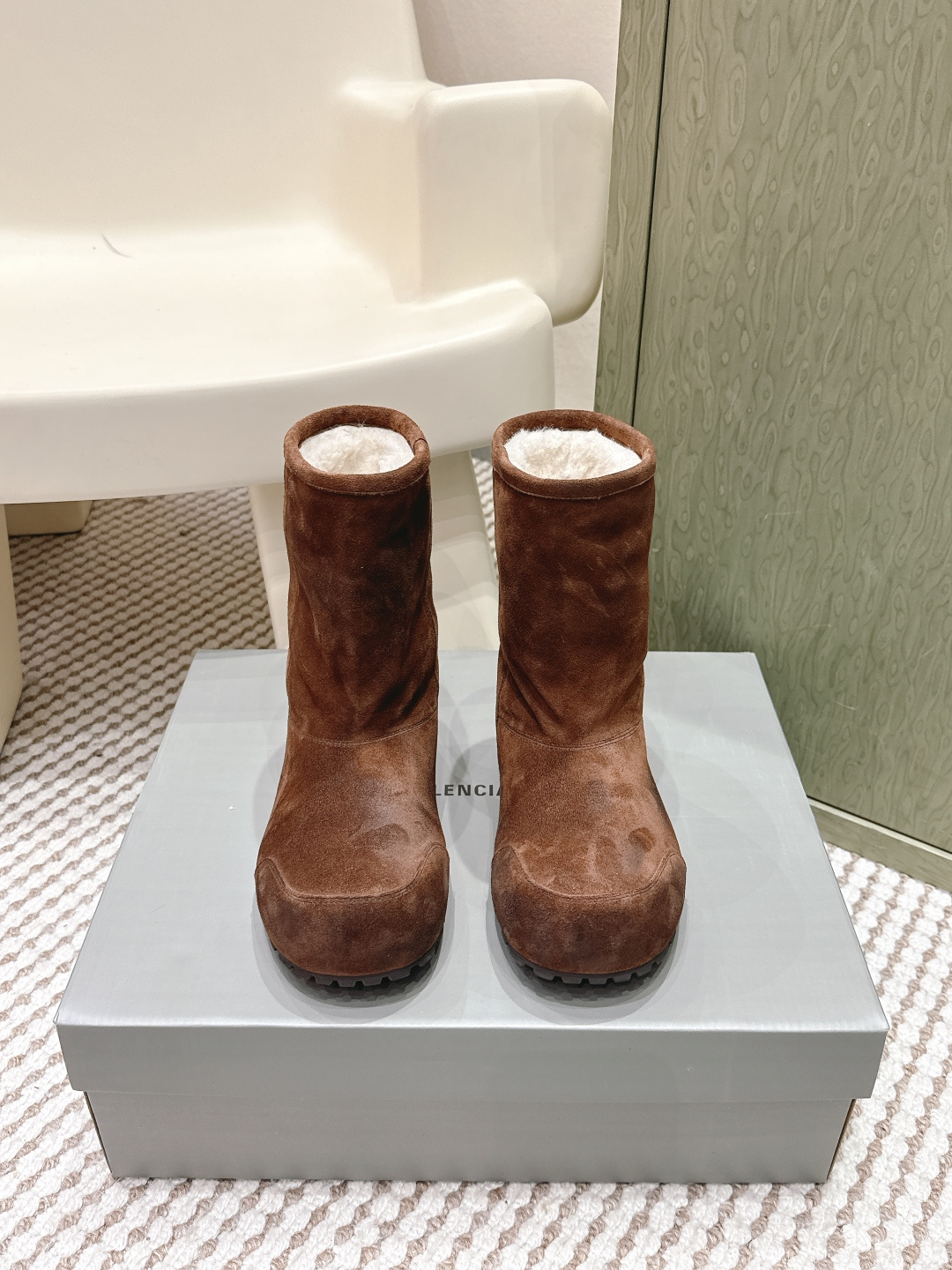 NO:630209,Purchasing agent BALENCIAGA Balenciaga ski series, the latest snow boots, genuine RMB purchase and development, perfect reproduction. The designer launches to explore the concept of originality and appropriation in the fashion industry, pay tribute to heritage and classics with a new series, break the conventional design with the iconic Balenciaga abstraction, collide with new ideas that are witty and harmonious, original one-to-one production method, all fabrics are customized, double-layer upper, one layer inside and one outside, exclusive molded outsole  Size35-40 (40 is custom-made and cannot be returned or exchanged), snow boots, balenciaga, balenciaga, boots19860909代购级 BALENCIAGA巴黎世家滑雪系列 最新款 雪地靴 正品RMB购入开发 完美复刻 设计师推出探索时尚界对于原创与挪用的概念、以全新系列致敬传承与经典,以标志性Balenciaga抽象打破常规设计 碰撞出诙谐又和谐的新创意、原版一比一做法、面料全部定制 双层鞋面里外一层 独家开模大底 Size35-40（40订做不退换）,雪地靴,balenciaga,balenciaga,boots,Women's Shoes