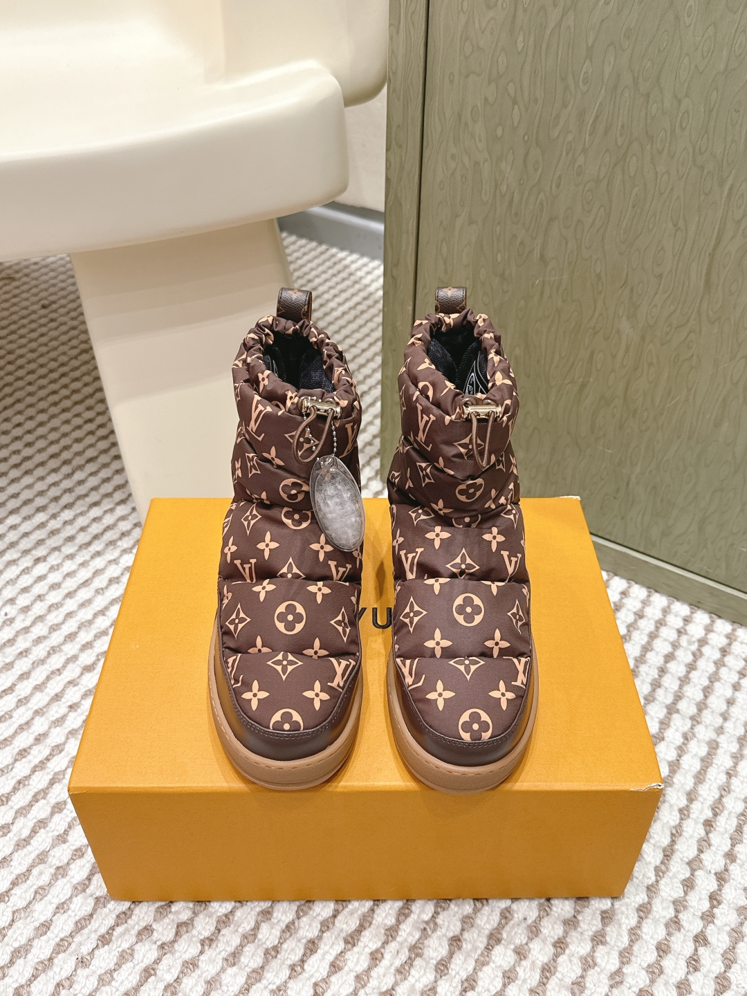 NO:646553,Purchasing agent level LV Louis Vuitton 25/ new autumn and winter products CLOUD and naked boots, down snow boots, purchasing agent level!  Full of high-end feel!  A popular model among bloggers at home and abroad, it is retro, fashionable and looks great on your feet!  The official website's main recommendation: original waterproof fabric white duck down on the upper, original mesh fabric with specific logo on the lining, original molded outsole Size: #35-41 (40.41 customized, non-returnable), snow boots, louis vuitton, louis vuitton, boots, down jacket19860909代购级 LV 路易威登 25/ 秋冬新品 CLOUD及裸靴 羽绒雪地靴 代购级别！高级感十足！国内外博主刷爆的一款,复古又时髦上脚美炸了！官网主推款 鞋面原版防水面料白鸭绒 内里原版特定logo网布 大底原版开模大底 Size: #35-41（40.41定制不退换）,雪地靴,louis vuitton,louis vuitton,boots,down jacket,Women's Shoes