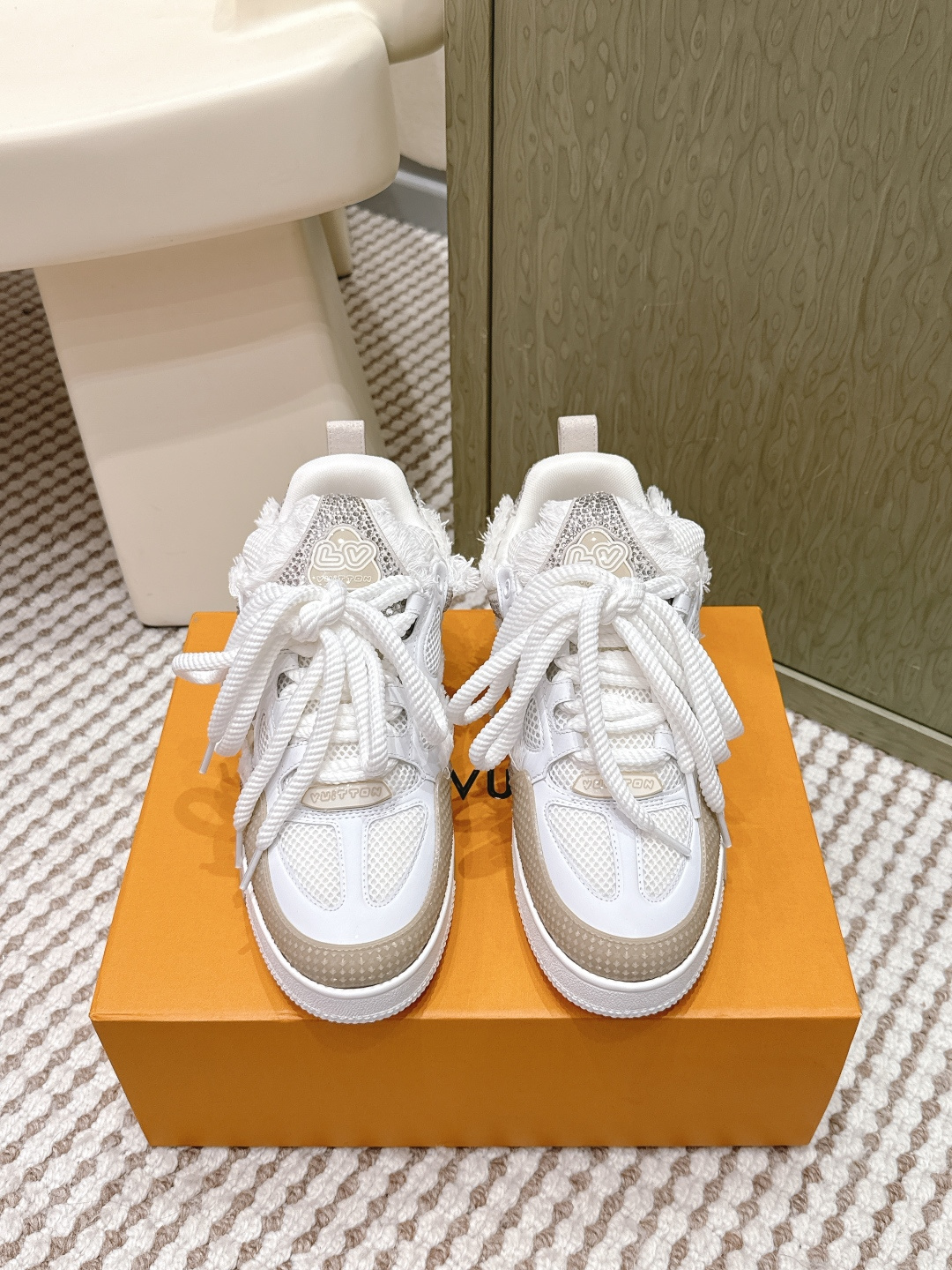 NO:646549,Purchasing agent level buttons Lv skate sneaker four-leaf clover couple sports shoes, bread shoes, skateboard shoes... A new trendy series injected with young blood... Added two shoelace design... The tongue and heel both have the brand's founding date of 1854... The same sole as the trainer... Full-grain cowhide fabric spliced with TPU film... High-elastic latex insole... 35-40 women's style/39-45 men's style, casual shoes/sports shoes, louis  vuitton,sneakers,cowhide19860909代购级 扣子 Lv skate sneaker 四叶草情侣款运动鞋,面包鞋,滑板鞋…… 全新注入年轻血液潮范系列…… 增加两鞋带设计…鞋舌与鞋跟均带有品牌创立时间1854字样…trainer同款鞋底…全粒面牛皮面料拼接TPU胶片…高弹乳胶鞋垫… 35—40女款/39—45男款,休闲鞋/运动鞋,louis vuitton,sneakers,cowhide,Women's Shoes