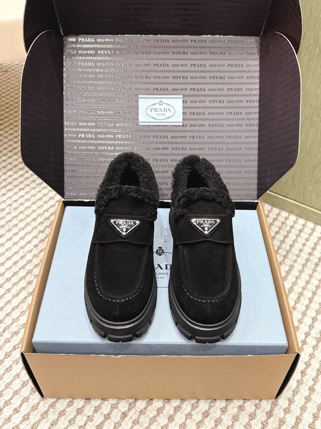 NO:630861,Dongguan purchasing agent grade (official website sync box packaging) Prada 25ss pjia 25 autumn and winter wool thick-soled white shoes (moral training style) suede and smooth leather splicing and contrasting colors, good sense of detail, triangle logo embellishment, simple and advanced!  The key is to make the upper legs look longer, easily elongating the legs and showing off the legs!  Size: #35-40 (40 orders are not returnable), snow boots, prada, boots, chamois leather19860909东莞代购级（官网同步盒包装） Prada 25ss p家 25秋冬羊毛厚底小白鞋（德训风格） 麂皮和光面皮拼接撞色,细节感跟好 三角标点缀,简单高级！ 关键上脚超显腿长,轻松拉长腿部显腿！ Size:#35-40(40订做不退换）,雪地靴,prada,boots,chamois leather,Women's Shoes