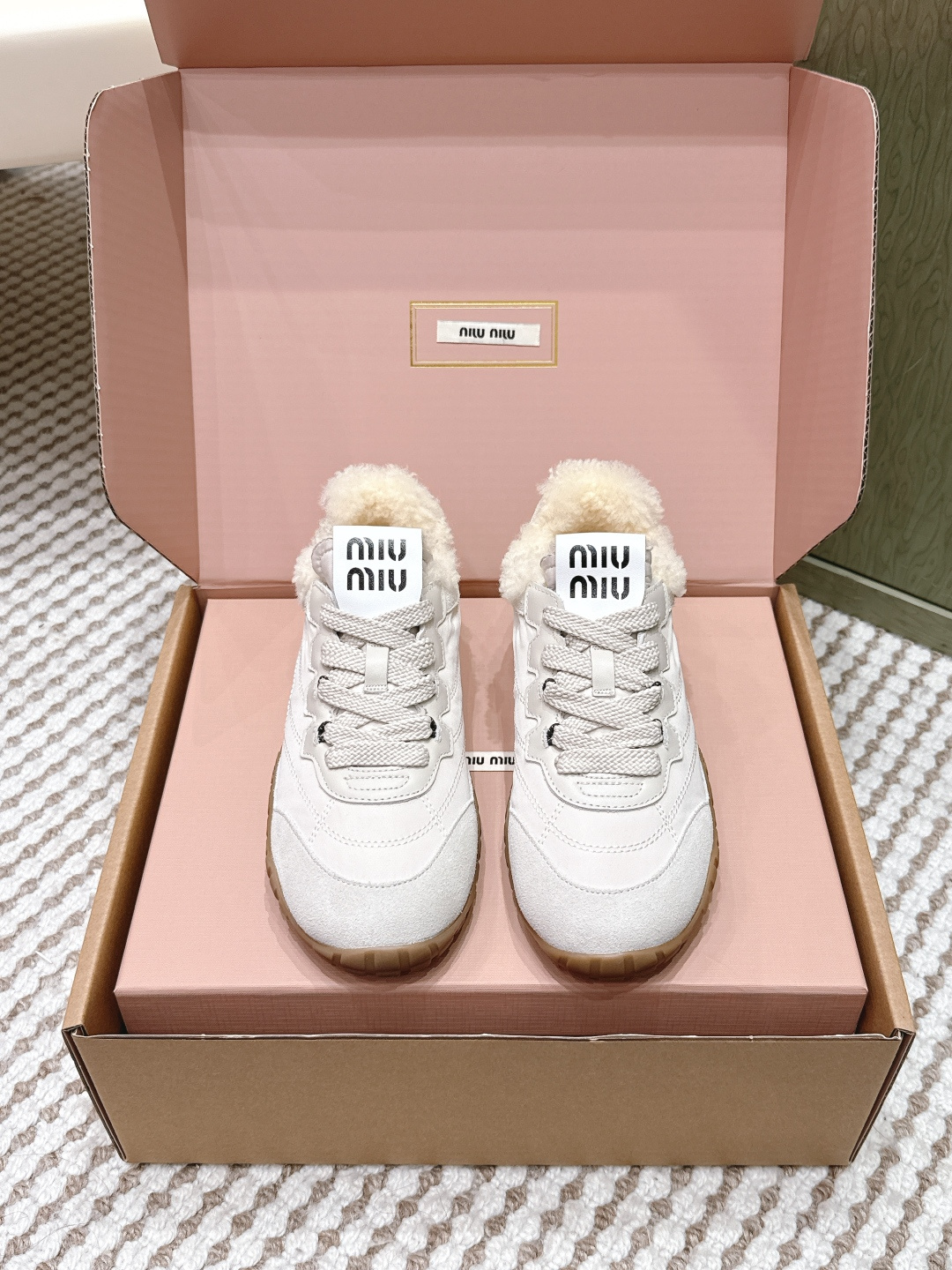 NO:630220,Purchasing level (official website sync box packaging) MiuMiu 25ss spring and summer new wool Forrest sneakers casual sneakers Miumiu's latest hot style Avant-garde and bold design, Miu Miu style is integrated into the simple lines of this thick-soled canvas sneaker. The unique logo is decorated on the tongue and back of the shoe, embellished with retro design, adding iconic elements!  The thick sole design defines the avant-garde modern style. The fabric is original customized fabric/cow suede. The lining is original imported soft lamb wool. The sole is original open-molded non-slip rubber outsole. Size#35-40 (customized for 40 units, non-refundable), casual shoes/sports shoes, miumiu, sneakers19860909代购级（官网同步盒包装） MiuMiu 缪缪 25ss 春夏新款 羊毛 阿甘鞋休闲运动鞋 miumiu最新爆款 前卫大胆的设计,Miu Miu风格融于此款厚底帆布运动鞋的简约线条, 别致徽标饰于鞋舌与背面,点缀复古设计,平添标志性元素！厚底设计定义前卫的现代风格 面料原版定制布料/牛反绒 内里原版进口柔软羊羔毛 鞋底原版开模防滑橡胶大底 Size#35-40（40定制不退换）,休闲鞋/运动鞋,miumiu,sneakers,Women's Shoes