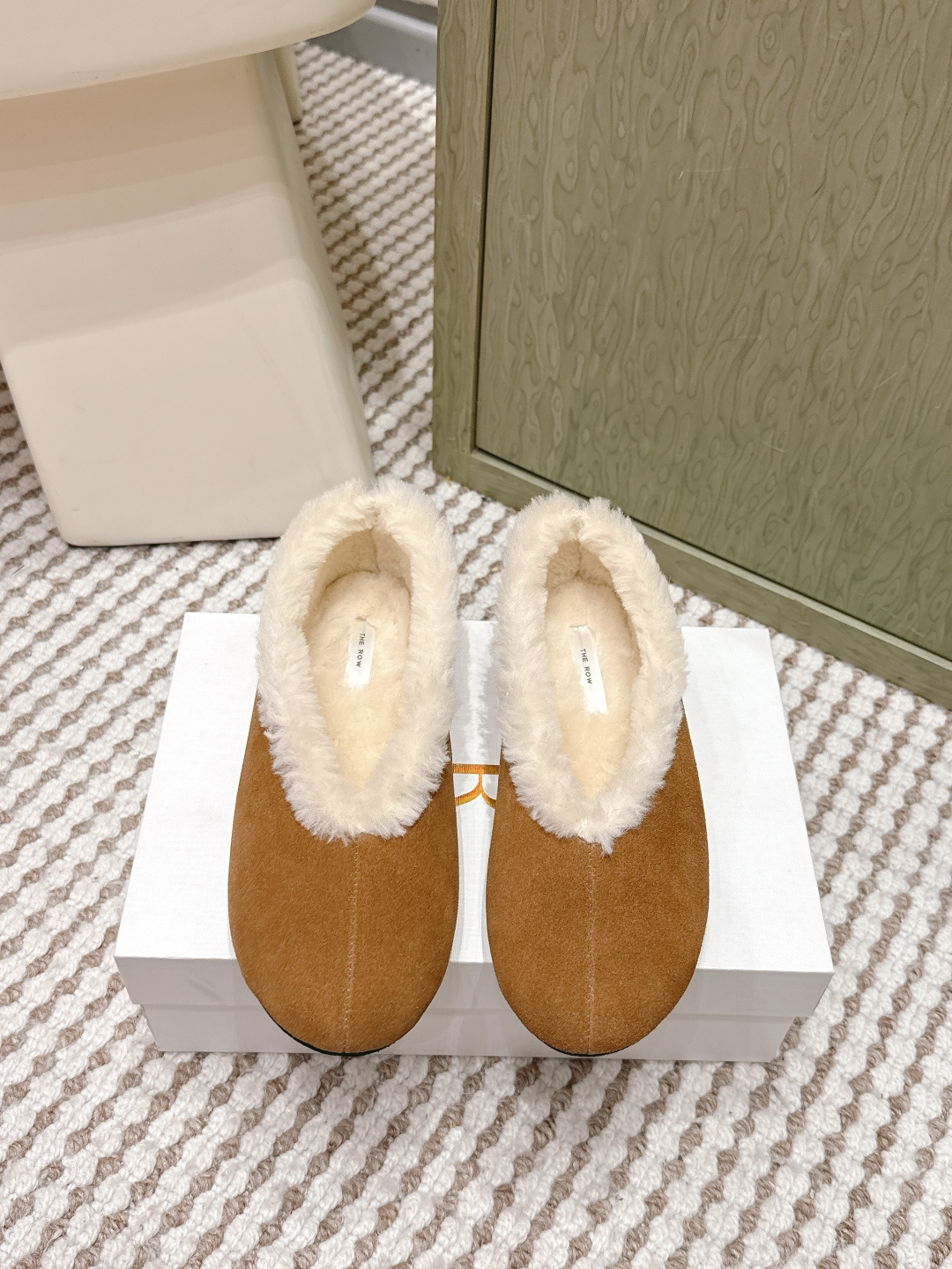 NO:646545,Dongguan purchasing agent Therow's new wool bun shoes and loafers are simply the most beautiful women's shoes of the year. They exude French elegance as soon as you put them on. They are high-end and fashionable. They are both salty and sweet. They are full of literary style and full of temperament!  Good-looking and easy to wear, they are simply a classic of Fengmo around the world, especially the soft and delicate crocodile pattern cow suede fabric, which immediately makes these ballet shoes unique and the texture is super great!  The design of the toe is simply perfect, with just the right curvature, soft and elastic, and the overall look is both majestic and fashionable. The simple upper design cleverly incorporates fashionable elements, and the strap design is extremely considerate. Whether you have wide feet, fat feet, or thin feet, you can easily wear them beautifully. The shoe design is simple yet delicate, making people fall in love with it at first sight!  The overall lines are smooth and natural, with no unnecessary decoration, but it reveals a different kind of sophistication, and its texture is really light and thin, making it feel effortless to wear on the feet. The lace design not only adds a British retro atmosphere, but also greatly improves the stability and comfort of the shoes. You can freely adjust the tightness of the laces according to your foot shape, and there is no need to worry about pressing the instep!  The inner pads are all made of imported lamb wool, which is thick, warm and comfortable. The imported abrasive outsole is high-end and textured. It’s really a good thing but it comes at a high price. Only top-tier luxury brands use this material!  It is low-key and luxurious, adding a sense of luxury to your overall look. Fabric imported fabric lining/foot pads imported lamb wool Outsole: wear-resistant and non-slip rubber mold outsole Size35-41 (40.41 non-returnable), fur shoes, loafers19860909东莞代购级 Therow新款羊毛包子鞋 乐福鞋 简直就是本年度最美丽的女鞋嘛,一穿上就散发出法式优雅的气质,高级又时髦,简直是可盐可甜,文艺范儿十足,气质爆棚！ 好看又好穿,简直就是风魔全球的经典之作,特别是那柔软细腻的鳄鱼纹牛反毛皮面料,让这款芭蕾舞鞋立马变得与众不同,质感超级棒！ 鞋头的设计简直是完美无缺,弧度恰到好处,柔软而有弹性,整体看起来既大气又不失时尚感,简约的鞋面设计巧妙地融入了时髦元素,带条设计更是贴心至极,无论你是宽脚、胖脚还是瘦脚都能轻松穿出美感. 鞋子的鞋型设计简约而不失秀气,让人一眼就爱上！整体线条流畅自然,没有多余的装饰,却透露出一种别样的精致感,而且它的质感真的很轻薄,穿在脚上仿佛没有负担,让人倍感轻松. 系带设计不仅增加了英伦复古气息,还大大提升了鞋子的稳固性和舒适度.你可以根据自己的脚型自由调节系带松紧度,完全没有压脚背的烦恼！ 内裡垫脚均采用进口羊羔毛厚实保暖又舒适 进口磨具大底高档有质感,真的是好东西自然价格不菲.只有一线大牌奢侈品才会用到这种材料呢！它低调而奢华,为你的整体造型增添了几分高级感. 面料进口布料 内里/垫脚进口羊羔毛 大底:耐磨防滑橡胶模具大底 Size35-41 (40.41不退换),毛毛鞋,loafers,Women's Shoes