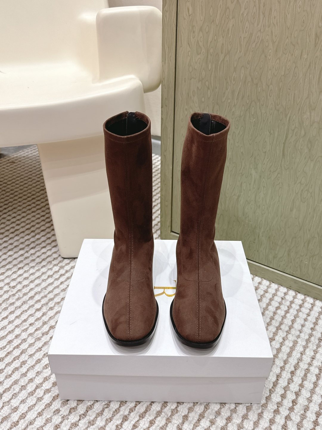 NO:630218,Dongguan Purchasing Level The Row 25ss New Fall and Winter Stretch Sheep Jing Mid-Boots Show Long Legs + Niche Styles Don’t Hesitate, Choose This Right! They are taller and slimmer and have aura, skirts and trousers go with everything. Autumn and winter boots must have a name - TheRow has a very high usage rate~ It was once a hard-to-find item in autumn and winter The  Row~ The most high-end brand, whether it is clothes, bags or shoes, they are the most attractive. It is no exaggeration to say: they will never go out of style. These military-style boots look great when paired with tailoring suits or maxi dresses! Their versatility should not be underestimated. The soft black leather is easy to put on and take off and adds a sense of coolness; the thick rubber soles are comfortable and are particularly pleasing to the eye when matched with tailoring, maxi dresses and other clothing, and their versatility should not be underestimated.  The item was born in Italy and is made of soft black leather. Its heel zipper design is easy to put on and take off and adds a cool feeling; the thick rubber sole is comfortable on the foot and has a tough style. The endless pursuit of excellence in detail craftsmanship. The upper is imported stretch sheep, the lining is calfskin foot pads, and the original open-molded outsole Size 35-40 (custom-made for 40, non-refundable), boots, boots, skirts, business suit, cowhide, sheep19860909东莞代购级 The Row 25ss 秋冬新款 弹力羊京 中靴 显腿长+小众不撞款不要犹豫了,选它没错!增高显瘦有气场裙子裤子无所不搭 秋冬靴子它必须拥有姓名-TheRow使用率超高~秋冬季曾是一靴难求的单品 The Row~最高端的品牌,无论是衣服包包鞋子都是最耐看的,不夸张说一句:永不过时.这款军装风靴子与精裁西装或超长连衣裙等服装搭配都格外好看! 百搭实力不可小觑.柔软黑色皮革,方便穿脱又增添酷感;厚实的橡胶鞋底脚感舒适 与精裁服、超长连衣裙等服装搭配都格外赏心悦目,百搭实力不可小觑. 单品诞生于意大利的,以柔软黑色皮革制成,其后跟拉链设计方便穿脱又增添酷感;厚实的橡胶鞋底脚感舒适,颇具硬朗格调.精益求精的细节工艺的无尽追求. 鞋面进口弹力羊京 内里小牛皮垫脚 原版开模大底 Size35-40（40订做不退换）,靴子,boots,skirts,business suit,cowhide,sheep,Women's Shoes