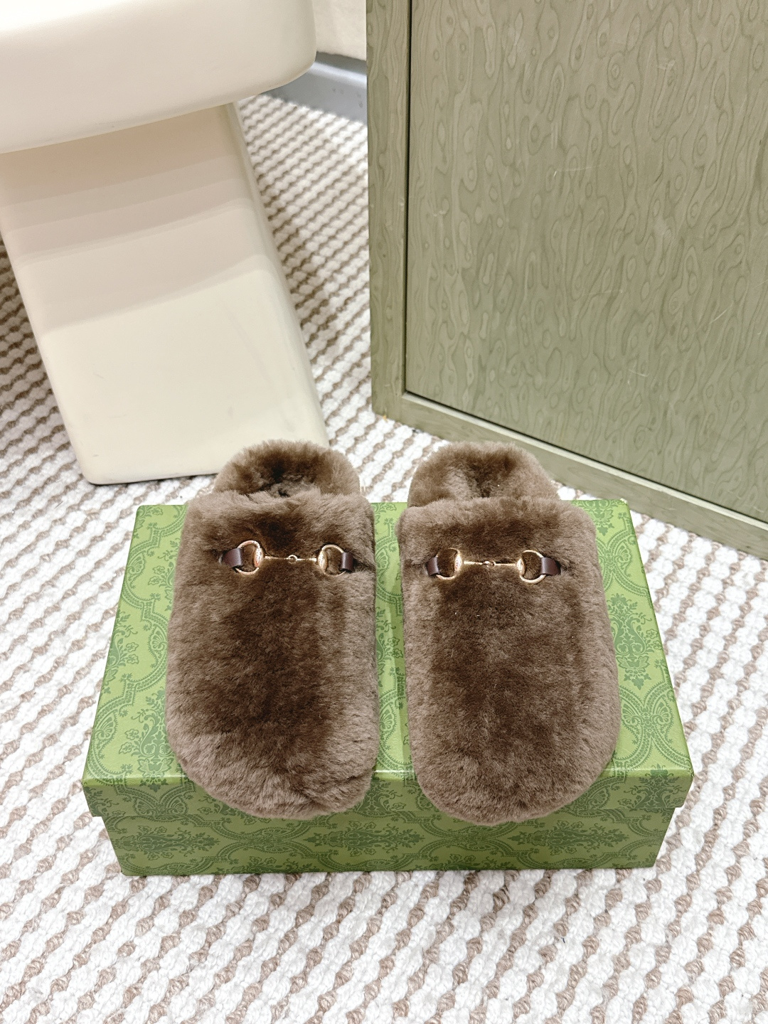 NO:630216,Purchasing-grade Gucci 25ss new autumn and winter wool big toe toe slippers, Birkenstock wool slippers. When I first see this shoe, I feel that it is inconspicuous. It is very simple without too many decorations, but it has a bit of retro flavor, cute and cute. It looks good with any combination! Close your eyes for those who require high foot feel. The temperament of retro round-toe fur shoes. The upper wool is soft and waxy, with a delicate texture ~ round-toe shape, stiff and three-dimensional, not picky about the foot shape or people ~ Australian imported wool lining  Size#35-40 (40 made to order, non-returnable), half-slip woolen shoes, gucci19860909代购级 Gucci 25ss 秋冬新款羊毛 大头包头拖, 勃肯羊毛拖第一眼看到这个鞋子感觉不起眼,没有过多的装饰很简单 但带有点复古味呆萌可爱随意搭配都好看!脚感要求高 的闭眼入 气质复古圆头毛毛鞋 鞋面羊毛 软软糯糯,质感细腻~圆头鞋型,挺括立体,不挑脚型不挑人~澳洲进口羊毛内里 Size#35-40（40订做不退换）,半拖毛毛鞋,gucci,Women's Shoes