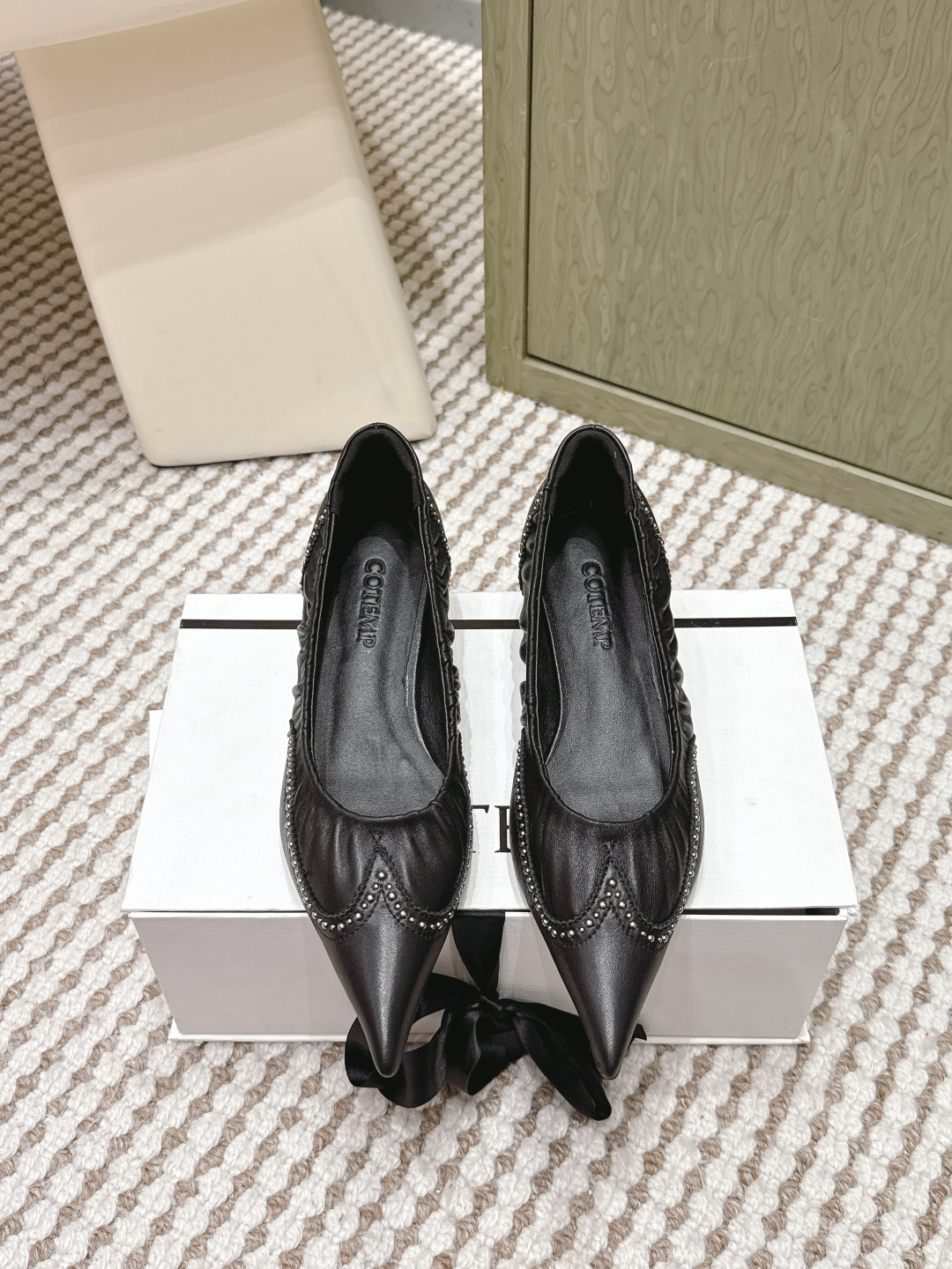 NO:630214,Purchasing agent level niche items Cotemp 55FW pointed toe shoes series exclusive new products original purchase!  Developed with ingenuity. A special model in the pointed-toe cat-heeled shoe series, made of calf leather. The entire pair of shoes exudes a scattered metallic luster. The pseudo-hand embroidery process is used to ensure that the upper can be evenly covered and has a very layered feel, which is very gorgeous and agile when walking. The pointed-toe shoes have a flat and narrow design, starting from the sole of the foot and gradually narrowing from wide to better wrap the foot. Original customized calf leather Sheepskin lining/original leather outsole Heel height  Size 35-40 (40 is custom-made and non-refundable), single shoes, cowhide, sheepskin, Leather soles19860909代购级 小众单品 Cotemp 55FW 尖头单鞋系列 独家新品 原版购买！匠心开发. 尖头猫跟鞋系列中较为特别的款,采用小牛皮材质 整双鞋履散发着错落的金属光泽. 采用拟手工刺绣工艺,确保鞋面能均匀覆 极具层次感,行走时十分华丽灵动. 尖头鞋扁窄型的设计,是从脚掌处开始由宽逐渐收窄这样能够更好地包裹足部 原版定制小牛皮 羊皮内里/原版真皮大底 跟高 码数35-40（40 订做不退换）,单鞋,cowhide,sheepskin,Leather soles,Women's Shoes