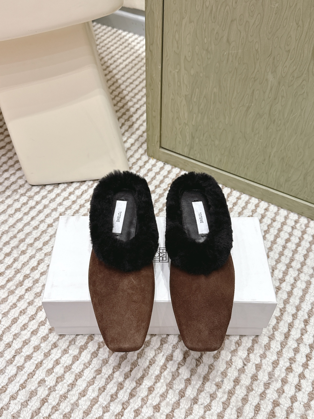NO:646516,Dongguan purchasing agent TOTEME 25 autumn and winter new square-toe flat-soled wool half-movers, niche, Nordic minimalist style, soft wool lining, seemingly simple shoes, but actually consume materials and heavy work, so soft that they have no bottom!  It is very comfortable to wear, very fashionable, and the color is a very classic color!  Material imported suede, wool lining, sheepskin foot pads, outsole genuine leather sole imported from Italy Size#35-41 (40 41 customized, non-refundable), semi-shoes, sheepskin, chamois leather19860909东莞代购级 TOTEME 25秋冬 新款方头平底 羊毛半拖 小众 北欧极简风格,羊毛内里柔软,看似简单的鞋子 实际耗料又重工,软到没有底！穿着特别特别舒服,特别时髦,颜色很正的经典色！ 材质进口麂皮 内里羊毛 羊皮垫脚 大底意大利进口真皮底 Size#35-41（40 41定做不退换）,半拖毛毛鞋,sheepskin,chamois leather,Women's Shoes