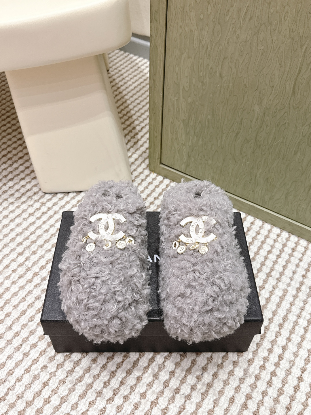 NO:646521,Purchasing agent Chanel classic double C furry slippers!  This fur flip flop is so cute~ The soft and fluffy fur is comfortable and warm for the feet! It increases the height and makes the legs longer! It is casual and lazy with socks in autumn and winter. The upper feet are really beautiful and fashionable! So beautiful and beautiful! Imported teddy fur feels delicate, soft and silky, rubber outsole Size#35-39 (40 made to order, non-returnable), half-flop fur shoes, chanel, slippers, socks19860909代购级 Chanel 经典 双C毛毛拖鞋！这款毛拖真的是真太可爱了～ 柔软蓬松的毛毛,舒服暖脚! 增高显腿长! 秋冬搭配袜子休闲又慵懒 上脚真的好看又时髦!美腻美爆了! 进口泰迪毛 手感细腻柔软丝滑 橡胶大底 Size#35-39（40 订做不退换）,半拖毛毛鞋,chanel,slippers,socks,Women's Shoes