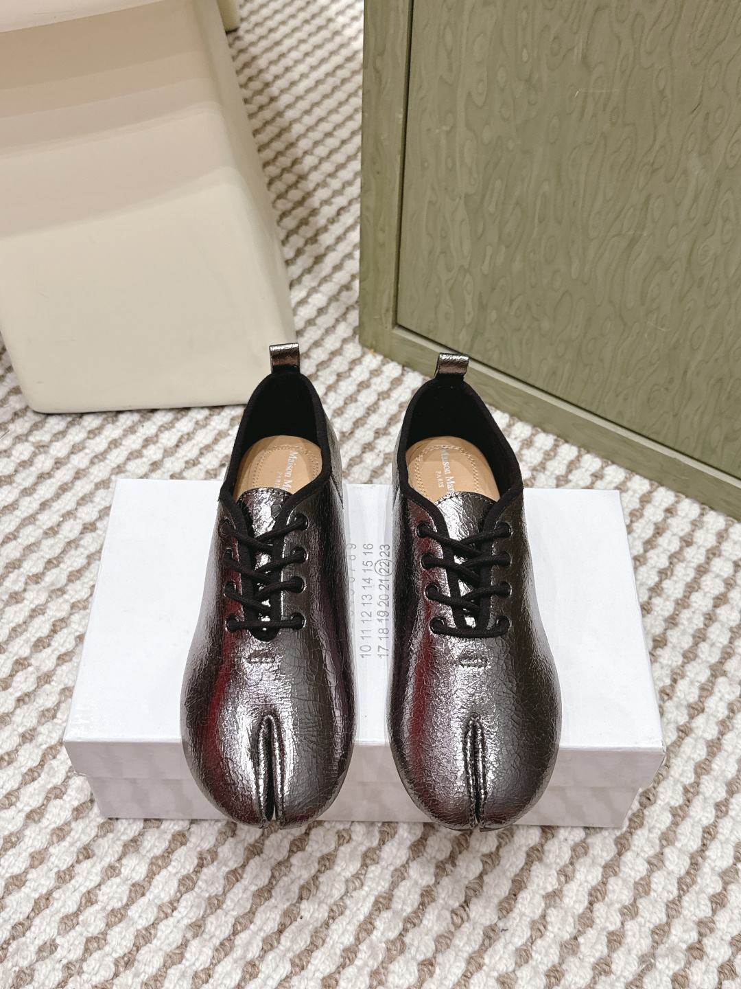 NO:646511,Purchasing agent level Maison Margiela 2026s early spring catwalk new MM6 Margiela new split-toe small leather shoes Loafers New and versatile retro give you a different feeling Upper imported sheepskin/exploded cowhide Imported double-sided velvet lining Outsole Italian imported genuine leather outsole Size35-39 (40 customized non-returnable), split-toe shoes, masion margiela, masion  margiela,loafers,cowhide,sheepskin,leather soles19860909代购级 Maison Margiela 2026s早春走秀新款MM6马吉拉新品分趾小皮鞋 乐福鞋 新品百搭复古给你不一样的感觉 鞋面进口绵羊皮/爆裂牛皮 内里进口双面绒 大底意大利进口真皮大底 Size35-39（40定制不退换）,分趾鞋,masion margiela,masion margiela,loafers,cowhide,sheepskin,Leather soles,Women's Shoes