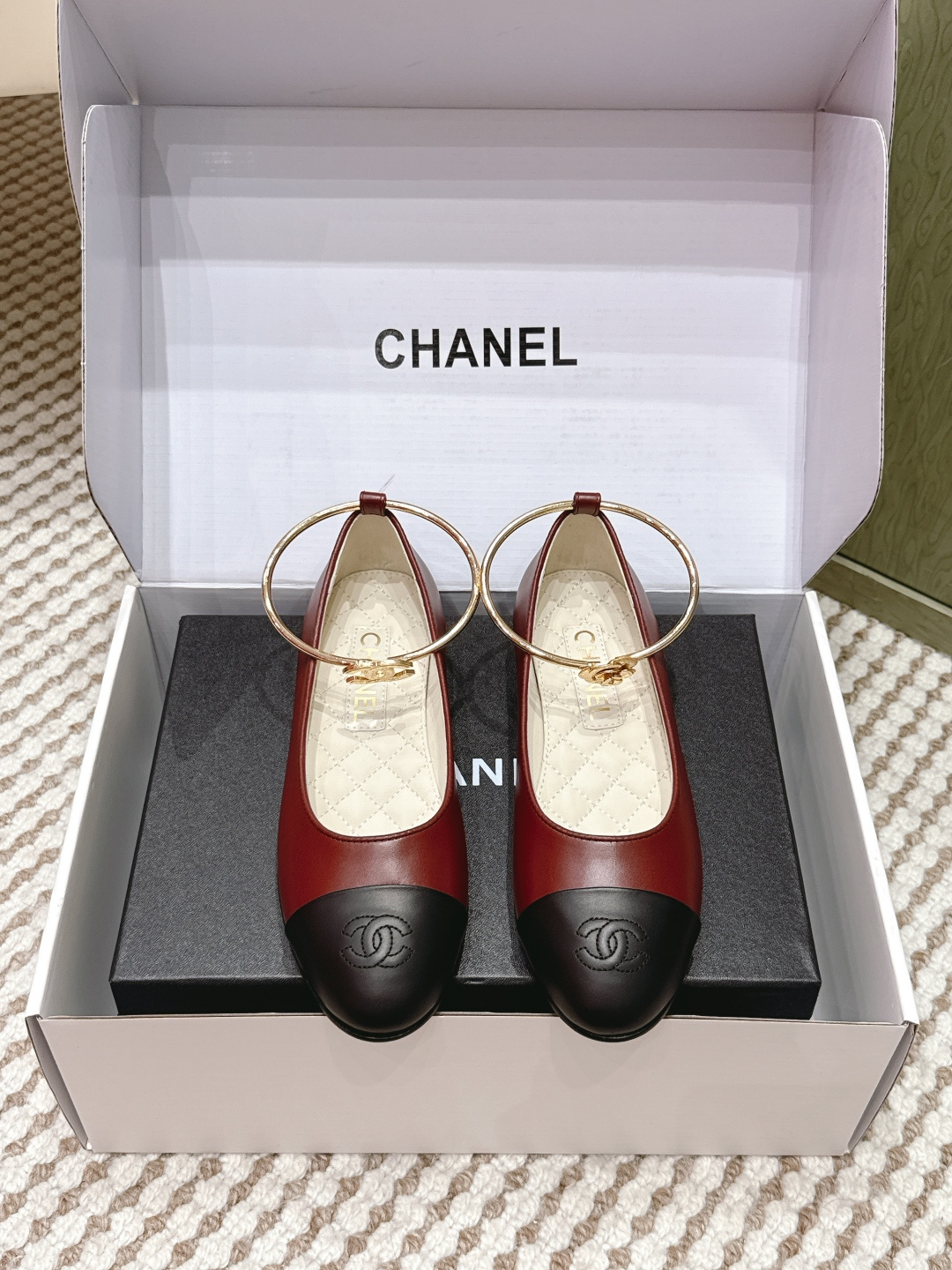 NO:646503,Purchasing agent level (official website sync box packaging) Chanel 25ss spring and summer series Mary Jane ballet shoes Very popular large double C design hand stitching is very time-consuming and labor-intensive Unique outsole double stitching method Rose red sole stickers let you inadvertently reveal highlights The outsole stitching will never come off The bottom is firm and permanent retro is the classic rich C flavor that will be spread forever Fabric imported mixed lambskin Lined suede Outsole Italian genuine leather outsole Size #35-41 (40  41 Custom-made (non-refundable), single shoes, chanel, mary jane, sheepskin, Leather soles19860909代购级（官网同步盒包装） Chanel 25ss 春夏系列 玛丽珍 芭蕾舞鞋 非常火的大双C设计手工车线非常耗时耗力 独特大底双拼做法 玫红色底贴让你不经意露出亮点大底车线永不脱底牢固永久复古就是经典浓郁C味永久流传 面料进口混种小羊皮 内里小山羊皮 大底意大利真皮大底 Size#35-41（40 41订做不退换）,单鞋,chanel,mary jane,sheepskin,Leather soles,Women's Shoes