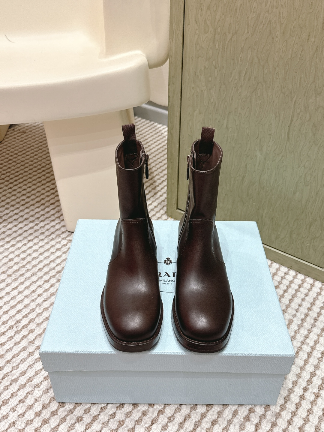 NO:646491,Purchasing agent Prada 25ss autumn and winter retro western cowboy boots, fashionable motorcycle Martin boots, unique taste, everyone loves and easy to control, they are popular every year. There is also a versatile classic shoe last, enough to conquer you, wear it, increase the height and casual, simple and handsome on the feet. The material is imported calfskin, the inner foot pad is dyed sheepskin, soft and delicate, comfortable to the foot, non-slip rubber outsole  Size#35-40 (40 orders are not returnable), boots, prada, prada, boots, cowhide, sheepskin19860909代购级 Prada普拉达 25ss 秋冬 复古西部牛仔靴 时尚机车马丁靴,独到味道,人人都爱也轻松驾驭 每年都会爆.还有就是百搭经典的鞋楦,足以征服你,穿上它,增高休闲两不失误,上脚简单帅气 面料进口小牛皮 内里垫脚透染羊皮 柔软细腻,脚感舒适, 防滑橡胶大底 Size#35-40（40订做不退换）,靴子,prada,prada,boots,cowhide,sheepskin,Women's Shoes