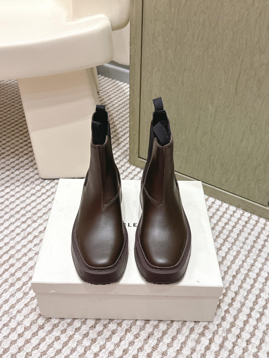 NO:646494,Dongguan original ICICLE classic Chelsea short boots, square toe design, simple and elegant, very attractive. Simple smooth lines, modified foot shape, very stylish when walking. It is worthy of being a brand specially created for urban elite women. Napa cowhide upper, sheepskin lining, outsole thickness 4cm, size 35-39, boots, boots, cowhide, sheepskin19860909东莞原厂 ICICLE 之禾 经典切尔西短靴 方头型设计,简约而且大气,非常耐看. 简单的流畅线条,修饰脚型,走起路来非常有型.不愧是专为都市精英女性而打造的品牌. 鞋面纳帕牛皮 内里羊皮 大底厚度4cm Size35-39,靴子,boots,cowhide,sheepskin,Women's Shoes