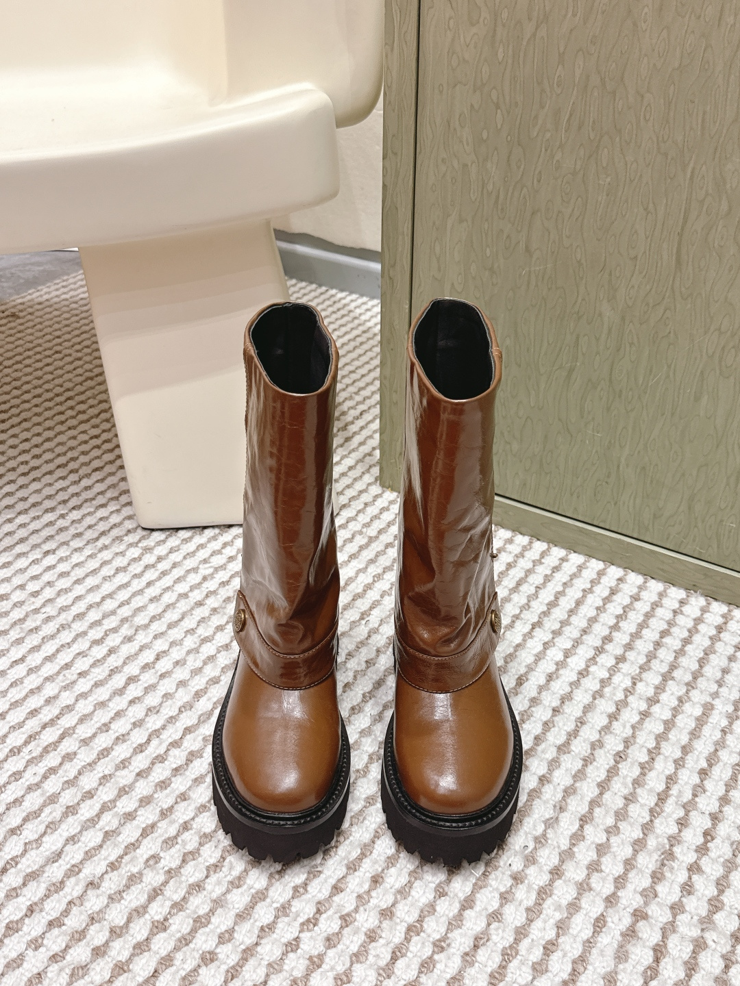 NO:646499,Purchasing agent level, new products on the shelves ★Material: cowhide, lining, sheepskin, sole, foam outsole, genuine leather welt, elegant style, creating a different feeling, heel height 4.5cm, counter packaging, simple and elegant style!  show bdetails ———————————— ⊿size. |35-39 (40 41 42 customized), boots, boots, cowhide, sheepskin19860909代购级   新品上架 ★面料 牛皮 内里 羊皮 鞋底 发泡大底 真皮沿条 优雅风格 创造不一样的感觉 跟高 4.5cm 专柜包装 简约气质款式！ show bdetails ————————————  ⊿size. ｜35-39（40 41 42 定制）,靴子,boots,cowhide,sheepskin,Women's Shoes