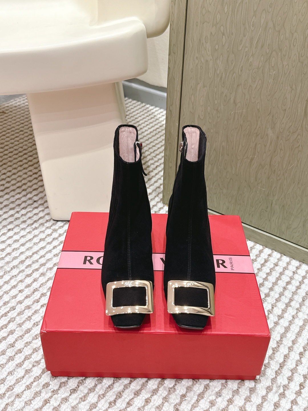 NO:651241,Purchasing agent Roger Vivier RV square toe diamond buckle high heel boots. Classic Swarovski diamond buckle with finely designed shoe shape. Exquisite and fashionable, the shoe shape is no different from the original one. The streamlines are accurately reproduced with a ruler. The original customized material!  Internal zipper design makes it easy to put on and take off!  Heel height 4.5cm 7.5cm Size#35-40 (34.40.41 custom made, non-refundable and non-exchangeable), boots, roger vivor, swarovski, boots19860909代购级 Roger Vivier Rv 方头钻扣高跟靴 经典施华洛世奇钻扣搭配精细设计的鞋型 精致时尚,鞋型和正品无差别,流线都是拿尺精确复刻 原版定制材质！内侧拉链设计 方便穿脱！ 跟高4.5cm 7.5cm Size#35-40（34.40.41定做不退不换）,靴子,roger vivier,swarovski,boots,Women's Shoes