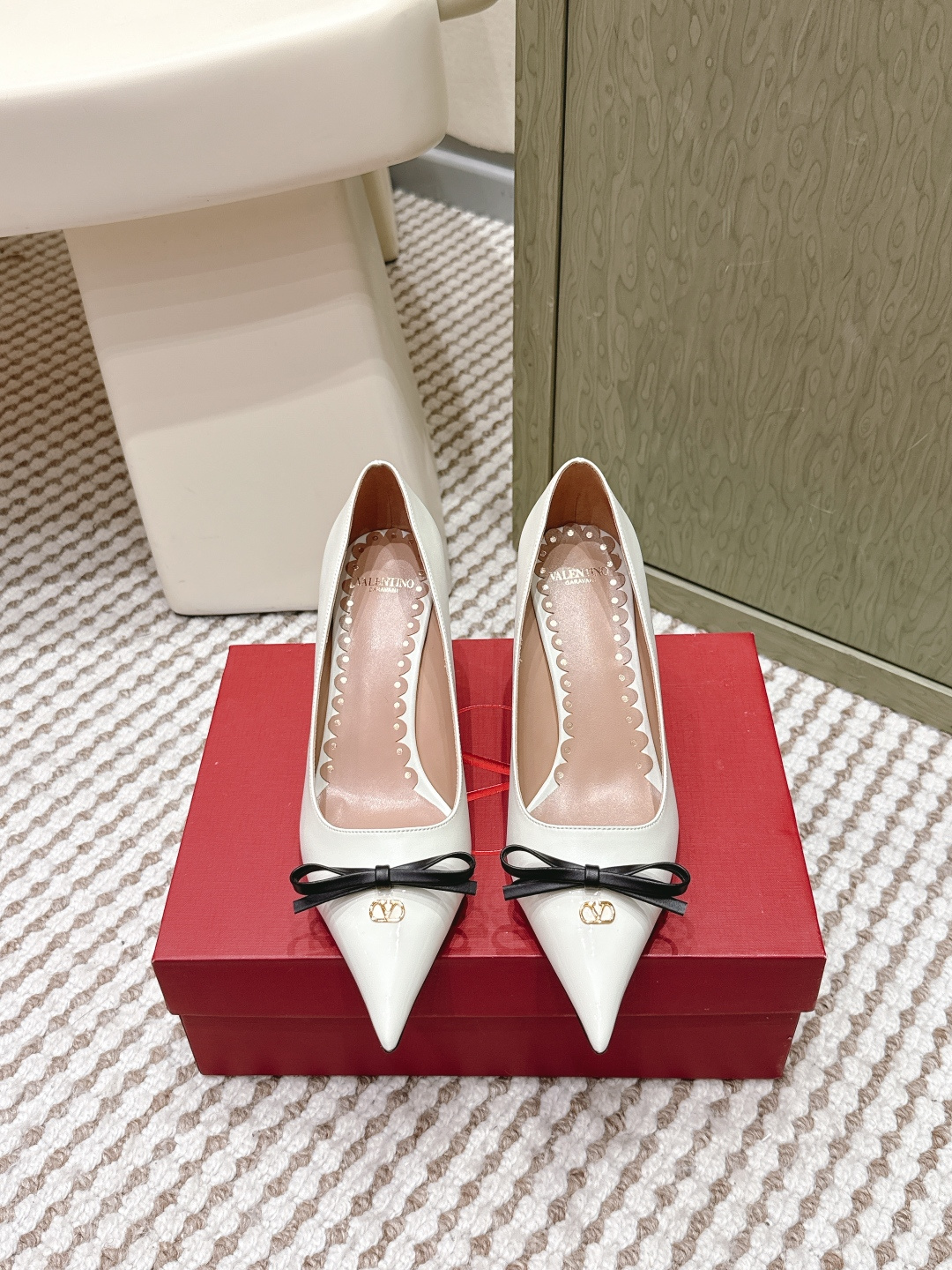 NO:651217,Purchasing agent Valentino 26 early spring bow pointed-toe high-heeled shoes. Black patent leather spliced with genuine leather. The pointed-toe design shows the length of the legs. The upper bow + metal logo, perfect details! The thin straps at the back stabilize the ankle, elongate the proportion and are comfortable. It can be easily controlled for commuting, dating and formal occasions. Elegant and practical, can be matched with skirts and trousers, a fashionable must-have! Size  35-39 (customized at 40.41.42), high heels and sandals, valentino, valentino, sandals, high heels, skirts19860909代购级 Valentino华伦天奴26早春蝴蝶结尖头高跟鞋 单鞋 黑色漆皮拼接真皮,尖头设计超显腿长.鞋面蝴蝶结+金属Logo,细节满分!后空细带稳固脚踝,拉长比例又舒适,通勤, 约会,正式场合都能轻松驾驭.优雅实用,裙装裤装都能 搭配,时髦精必入! Size 35-39（40.41.42定制）,高跟鞋凉鞋,valentino,valentino,sandals,high heels,skirts,Women's Shoes